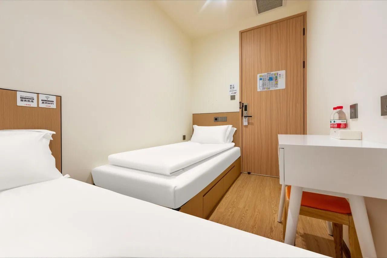 Double Room L - Shared Bathroom, No Window