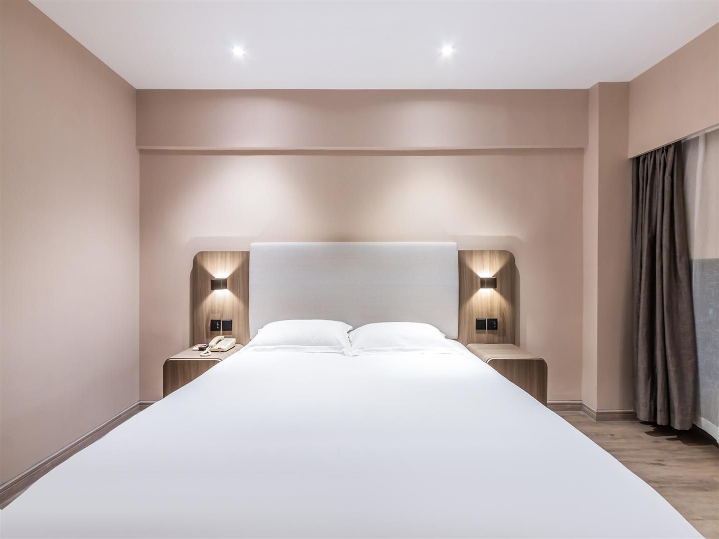 Hotel Queen Room