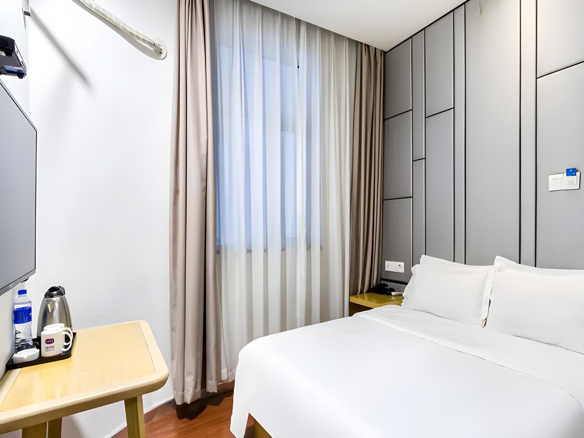 Huazhu - Room With Bed