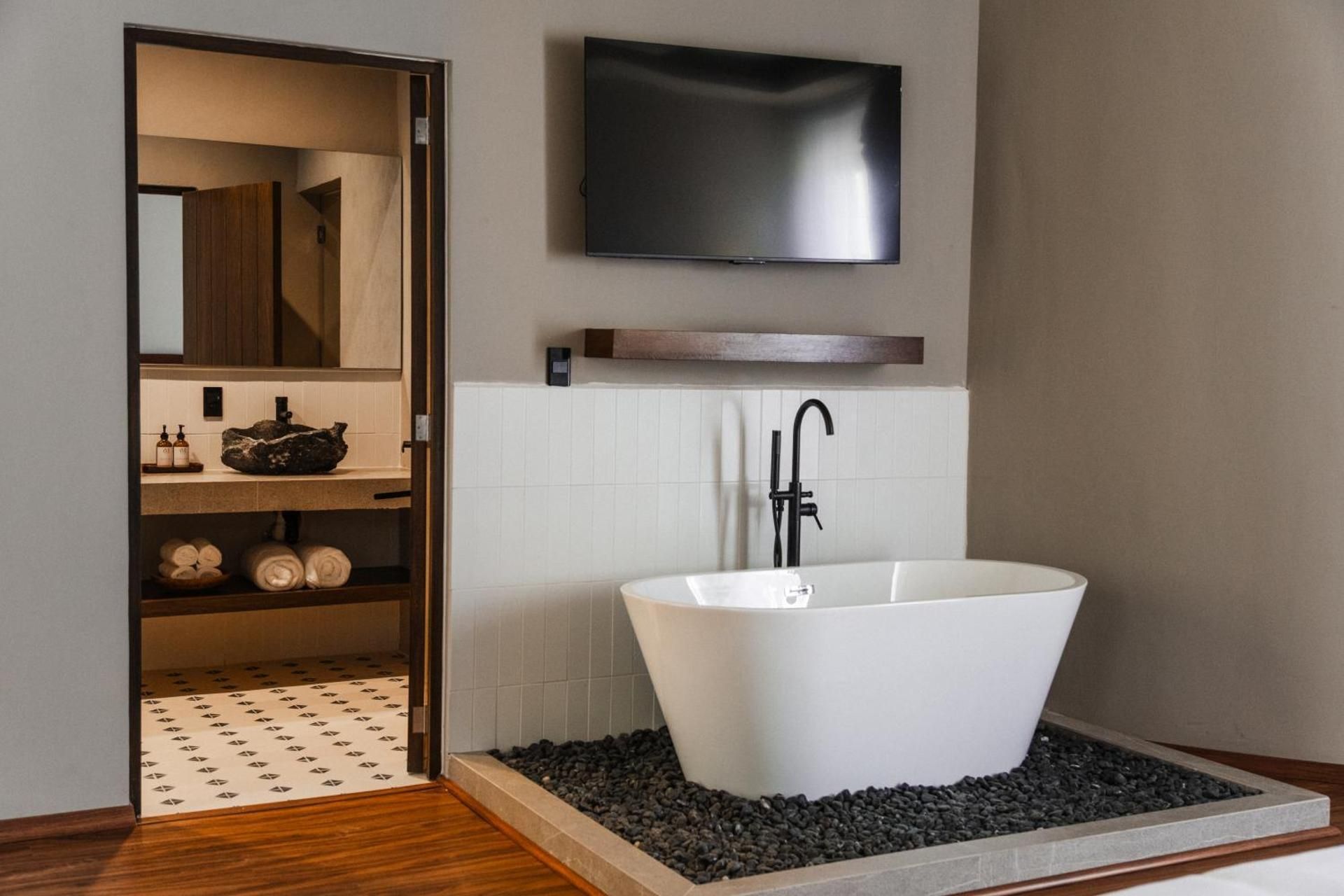 Queen Suite with Spa Bath