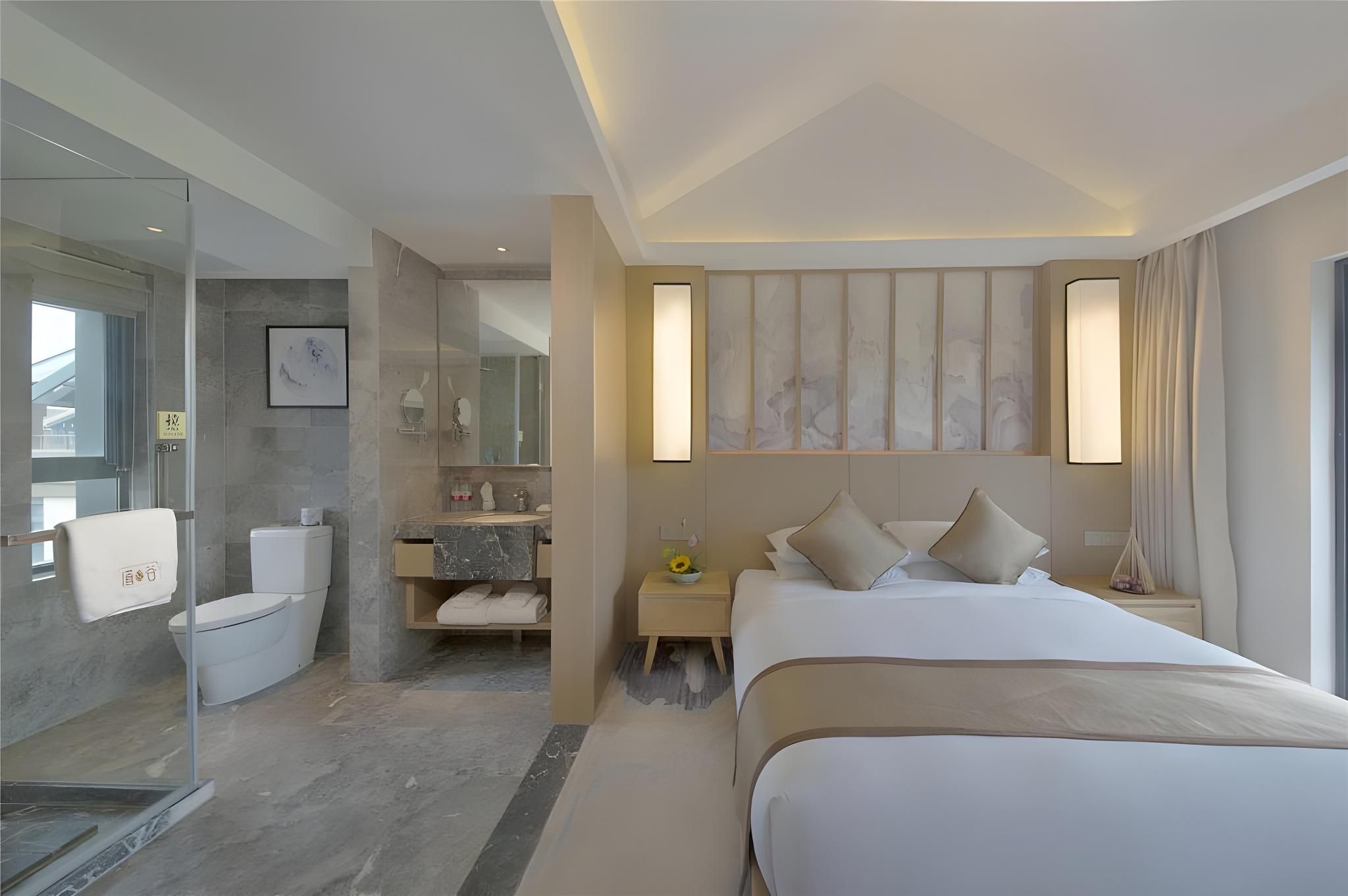 Courtyard King Bed
