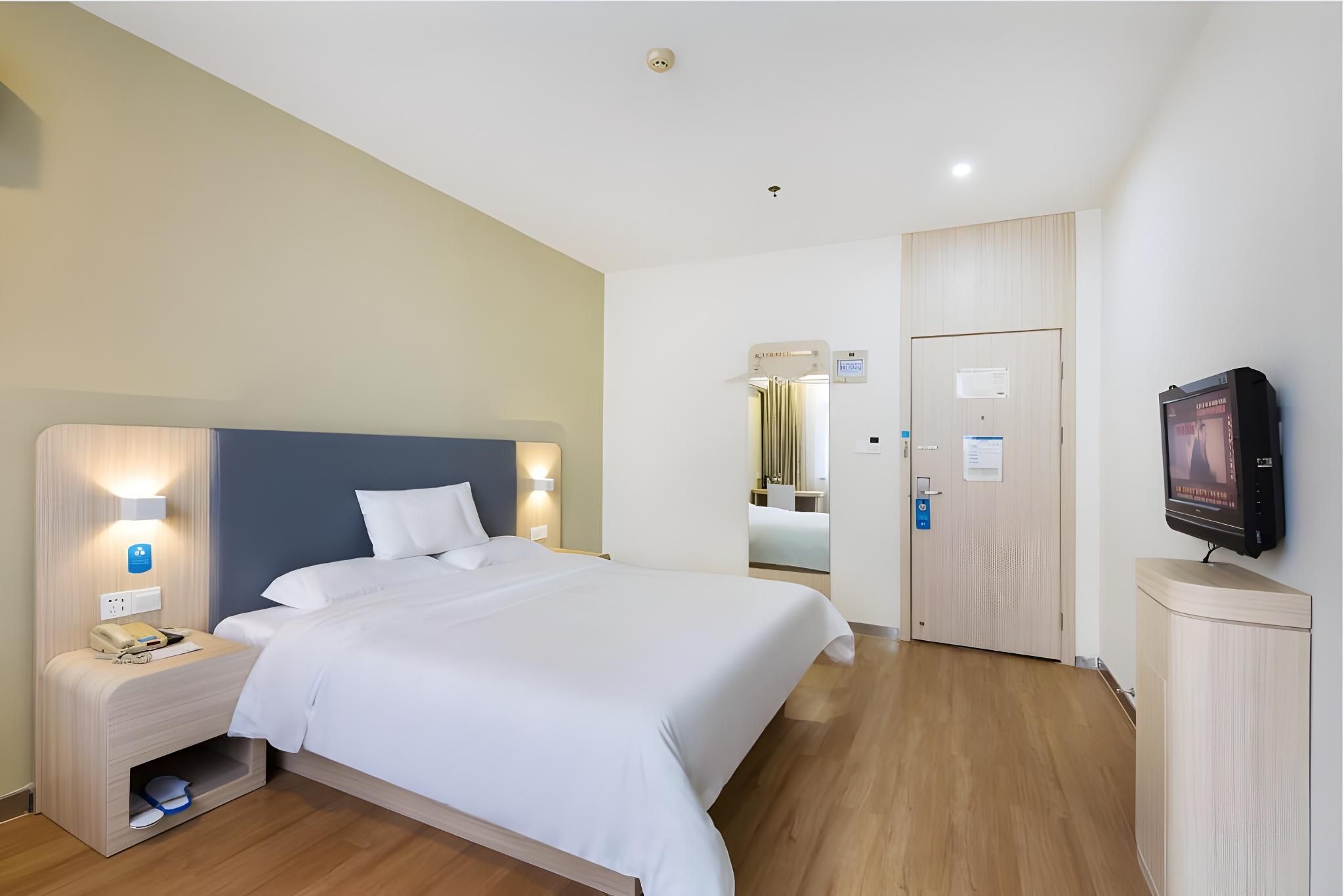 Hotel Queen Room