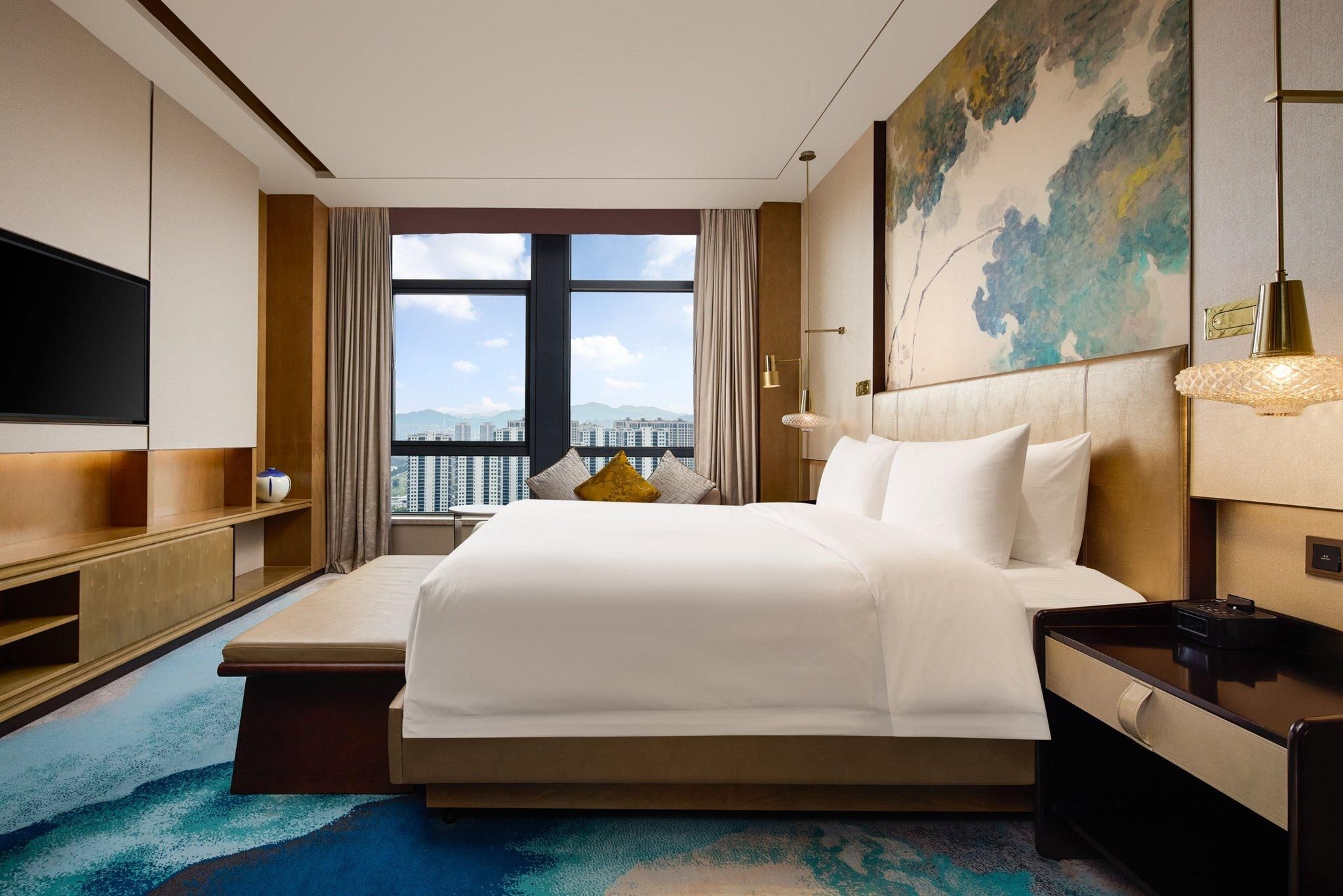 1 Bedroom Deluxe Suite, 1 Queen, City view