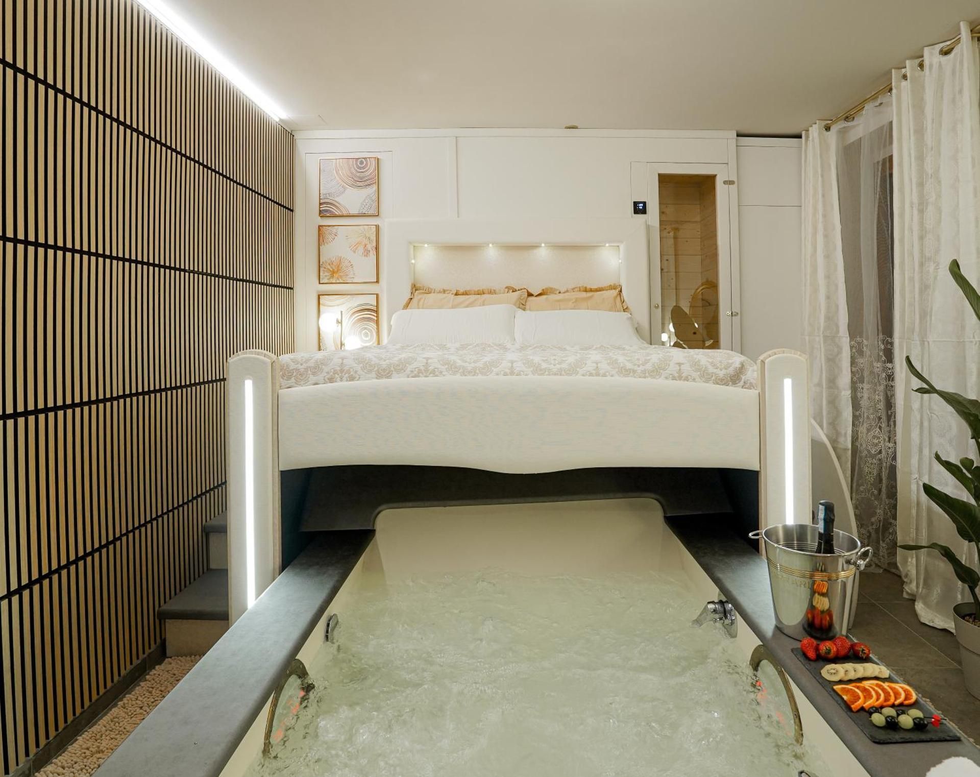 Queen Room with Spa Bath