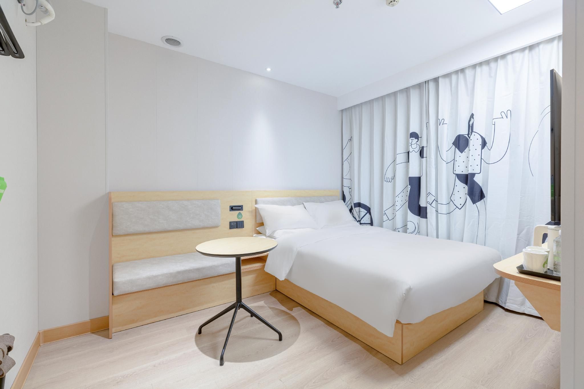 Huazhu - Room With Bed