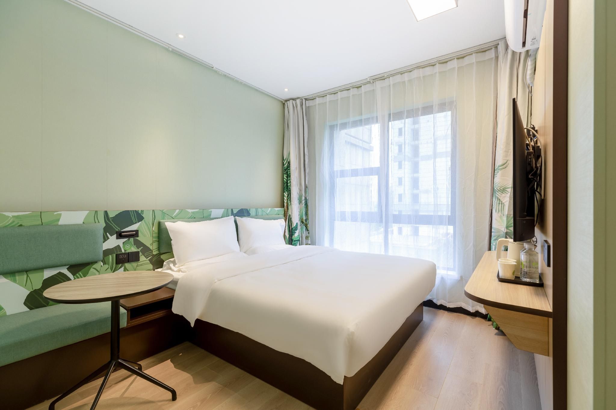 Feature Queen Room