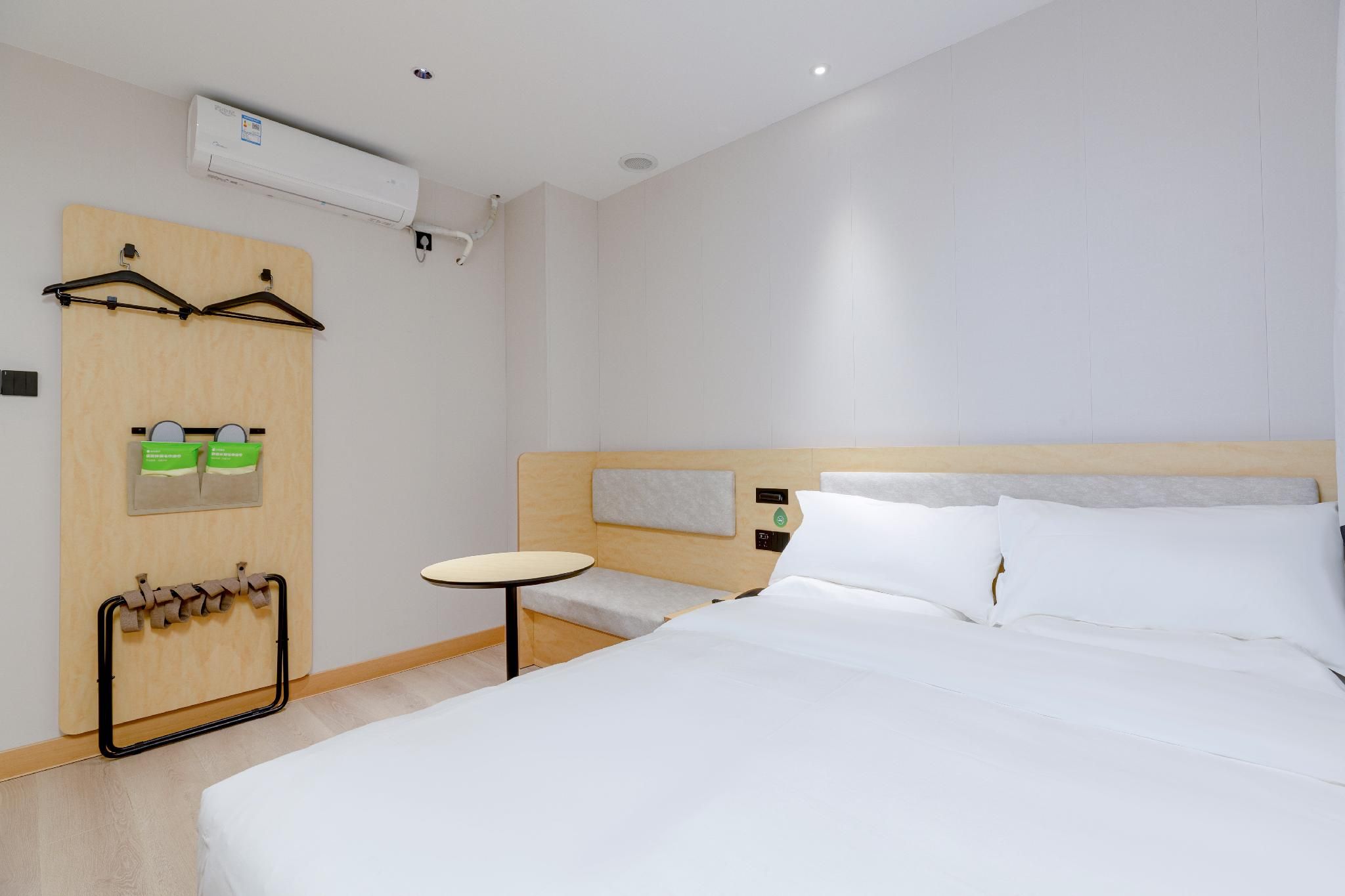 Huazhu - Room With Bed