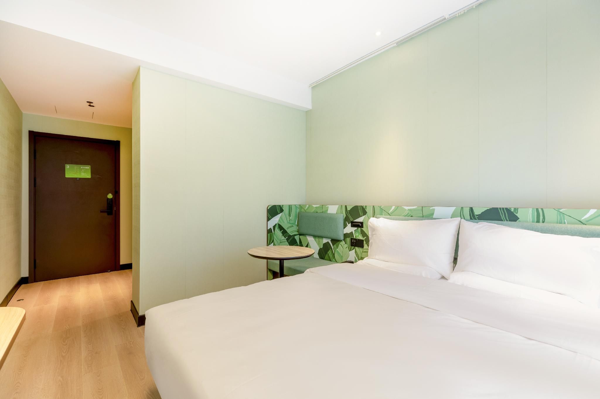 Feature Queen Room