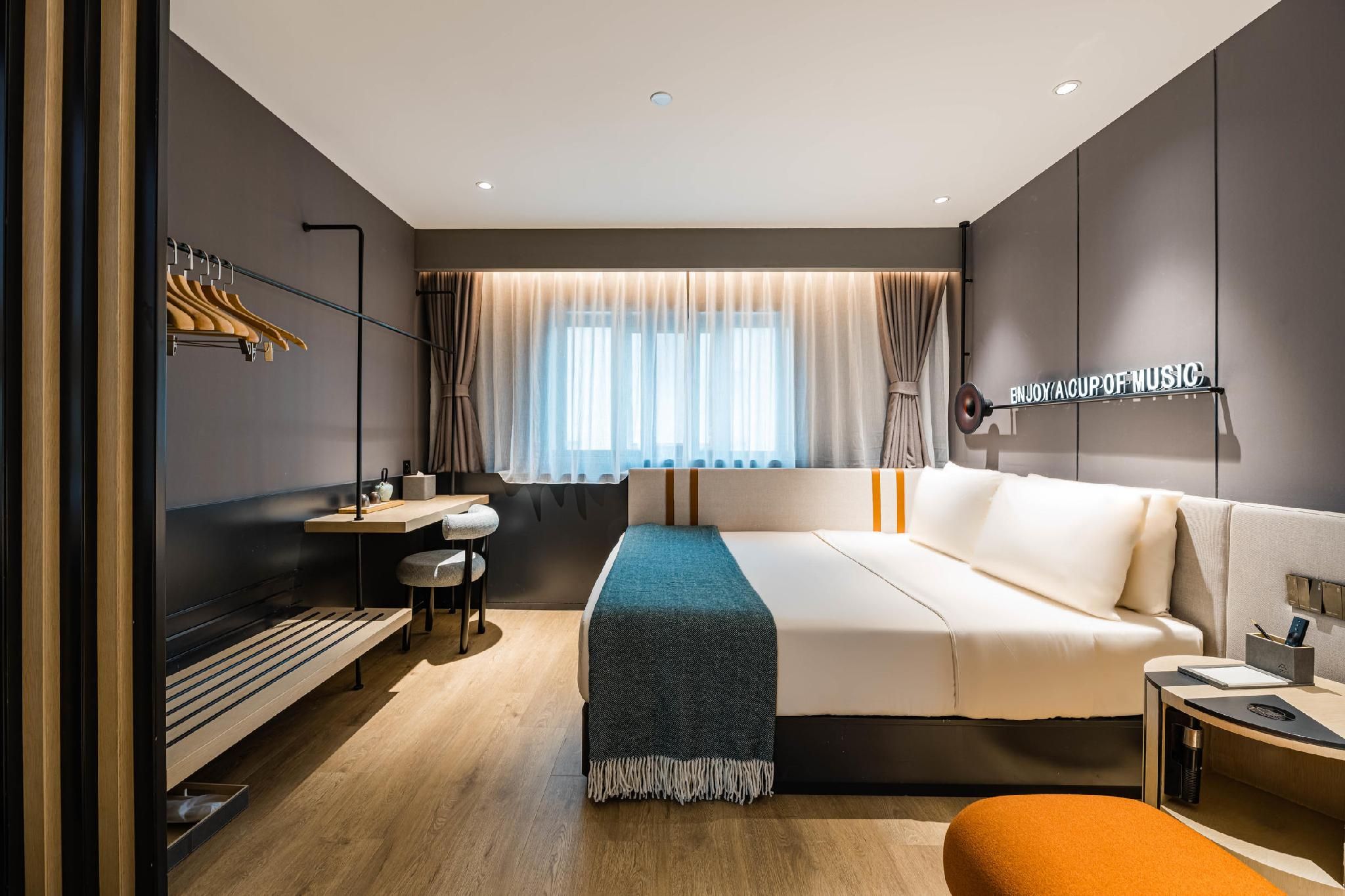 Atour - Vinyl Classic Theme 1 Bed Room