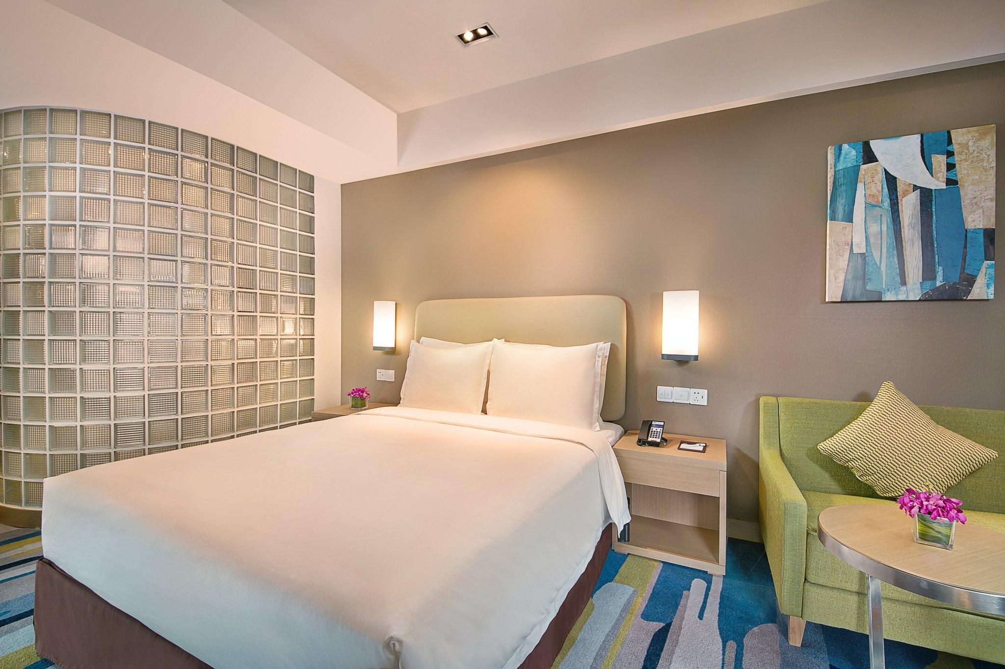 1 Queen Bed Standard Accessible