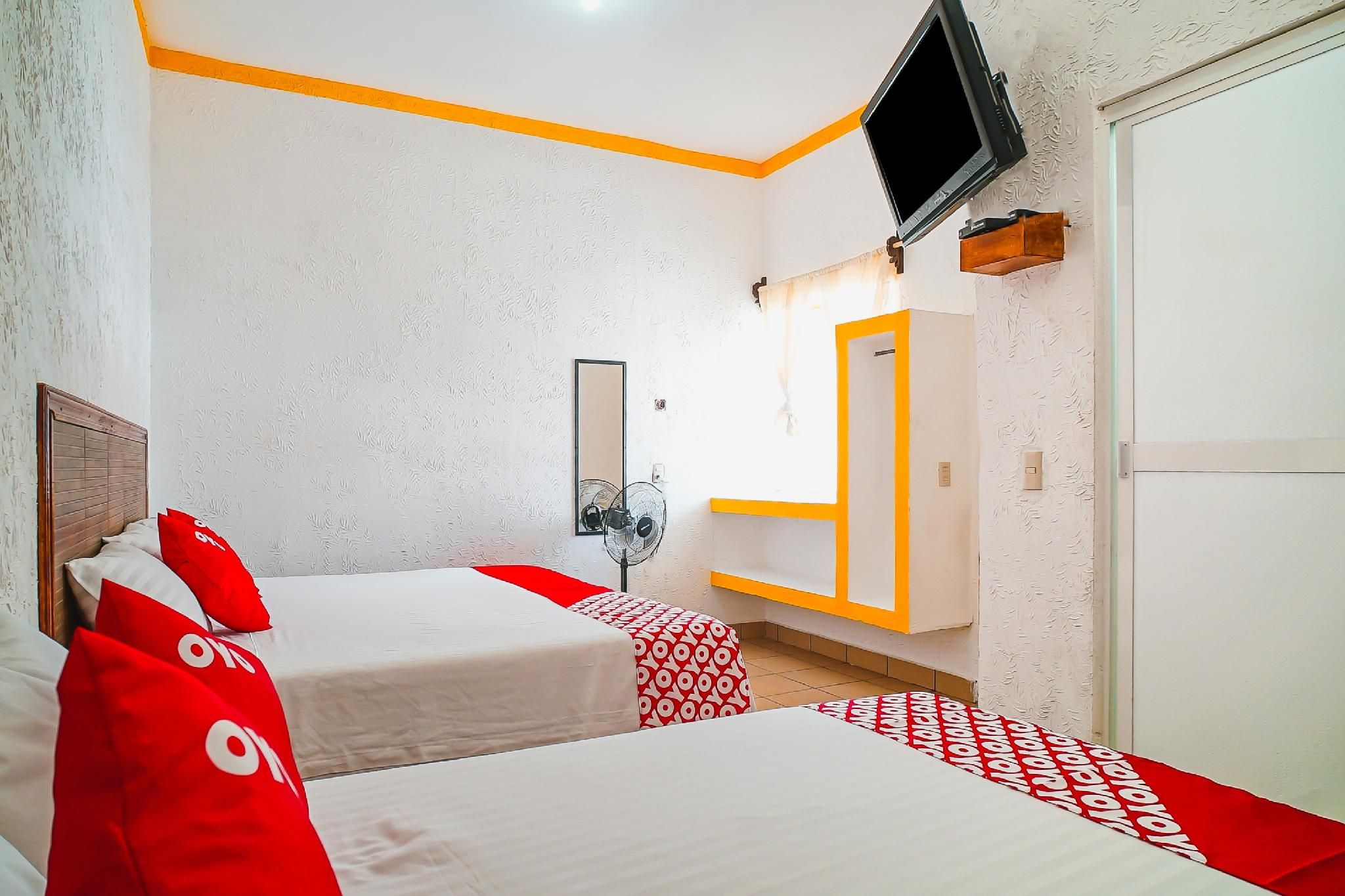 OYO Hospedaje Colibri Superior two beds with AC 3