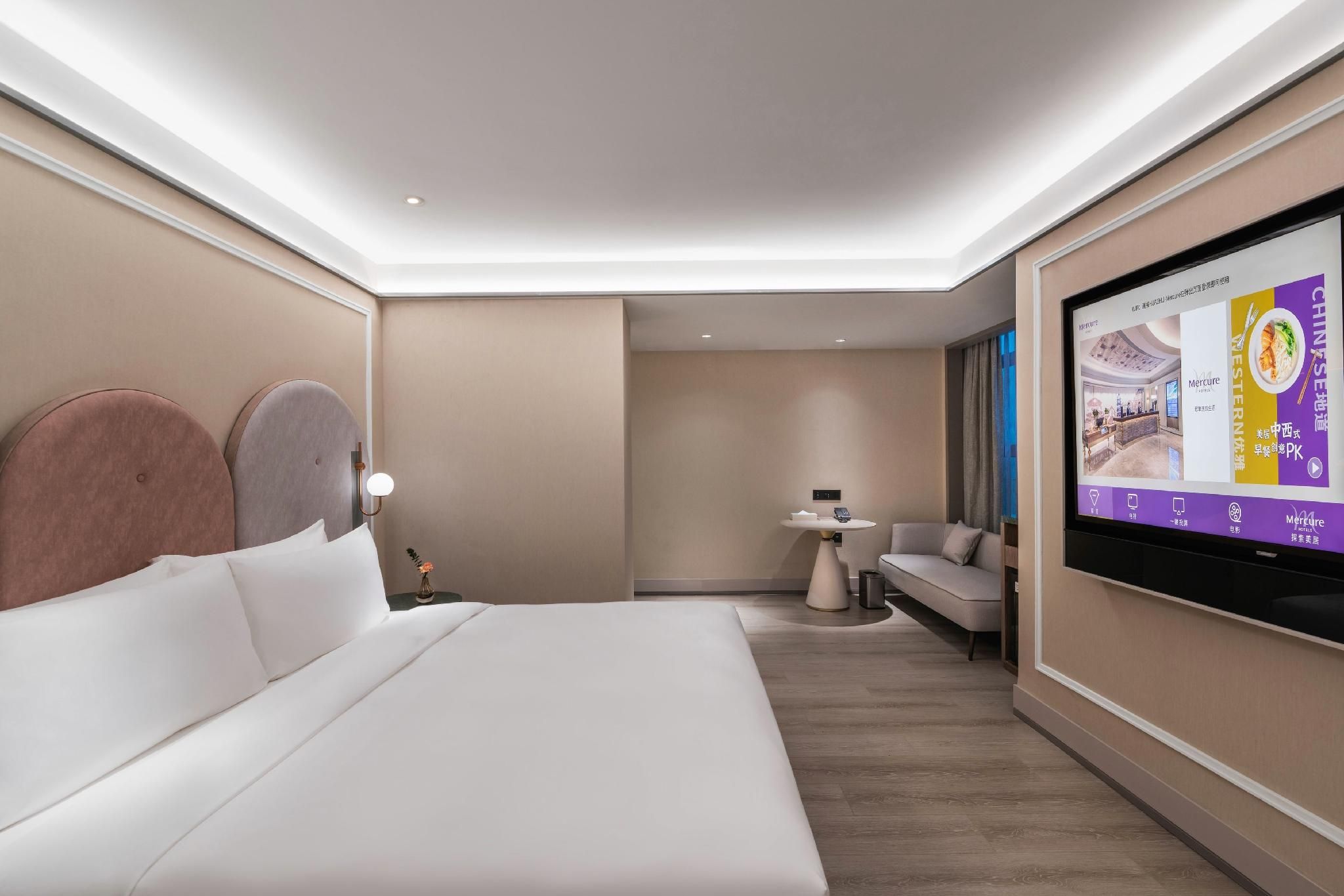 Mercure Hangzhou Qingchun Superior Room with One King-Size Bed