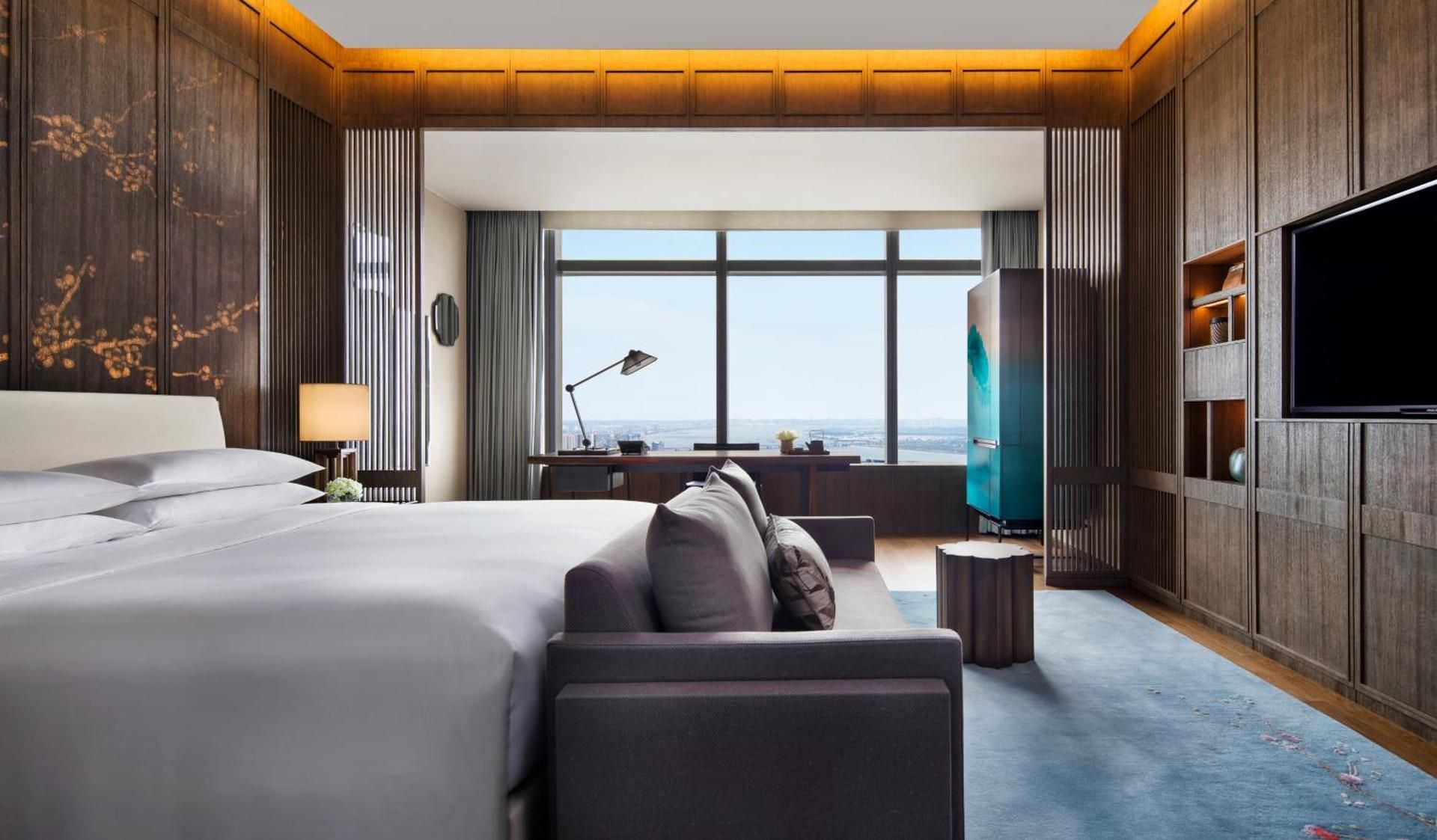 1 King Bed With River View