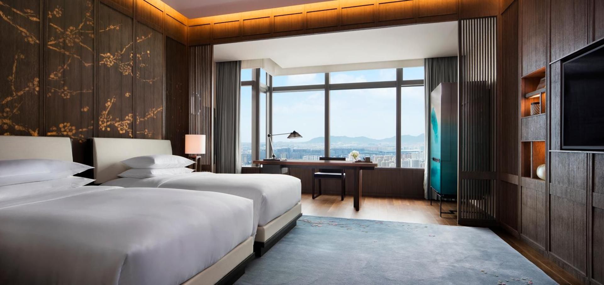 2 Twin Beds With River View