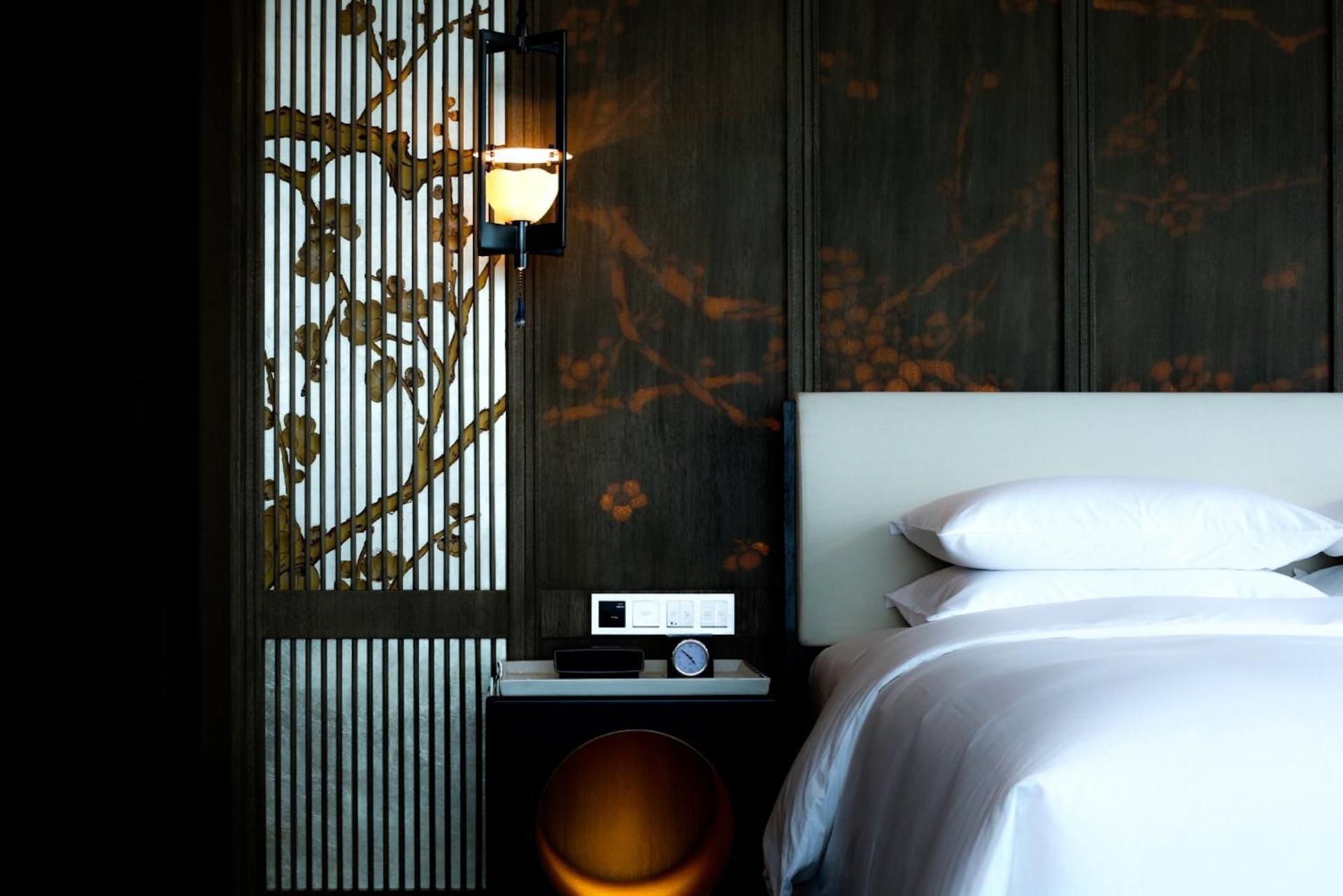 1 King Bed With Mountain View
