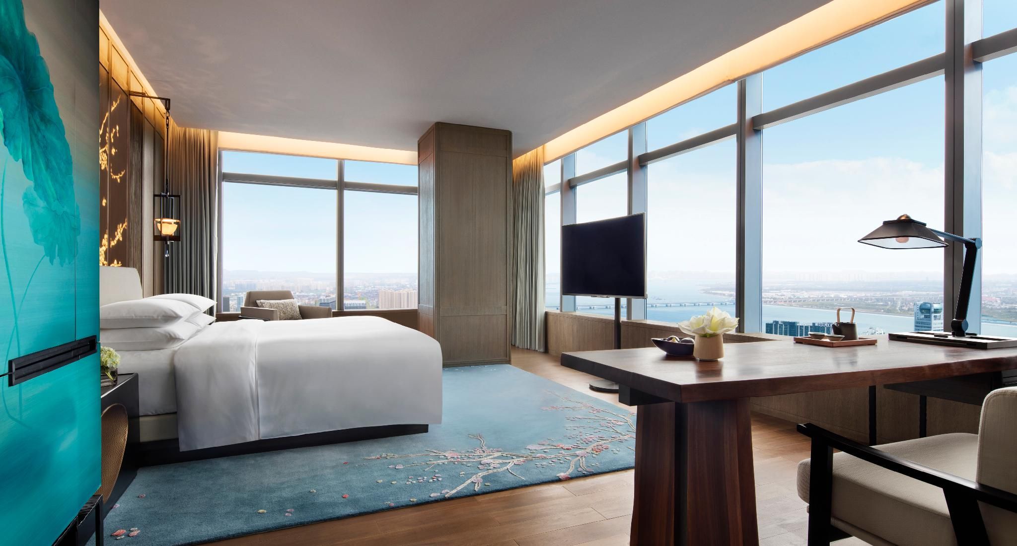 1 King Bed With River View, Deluxe