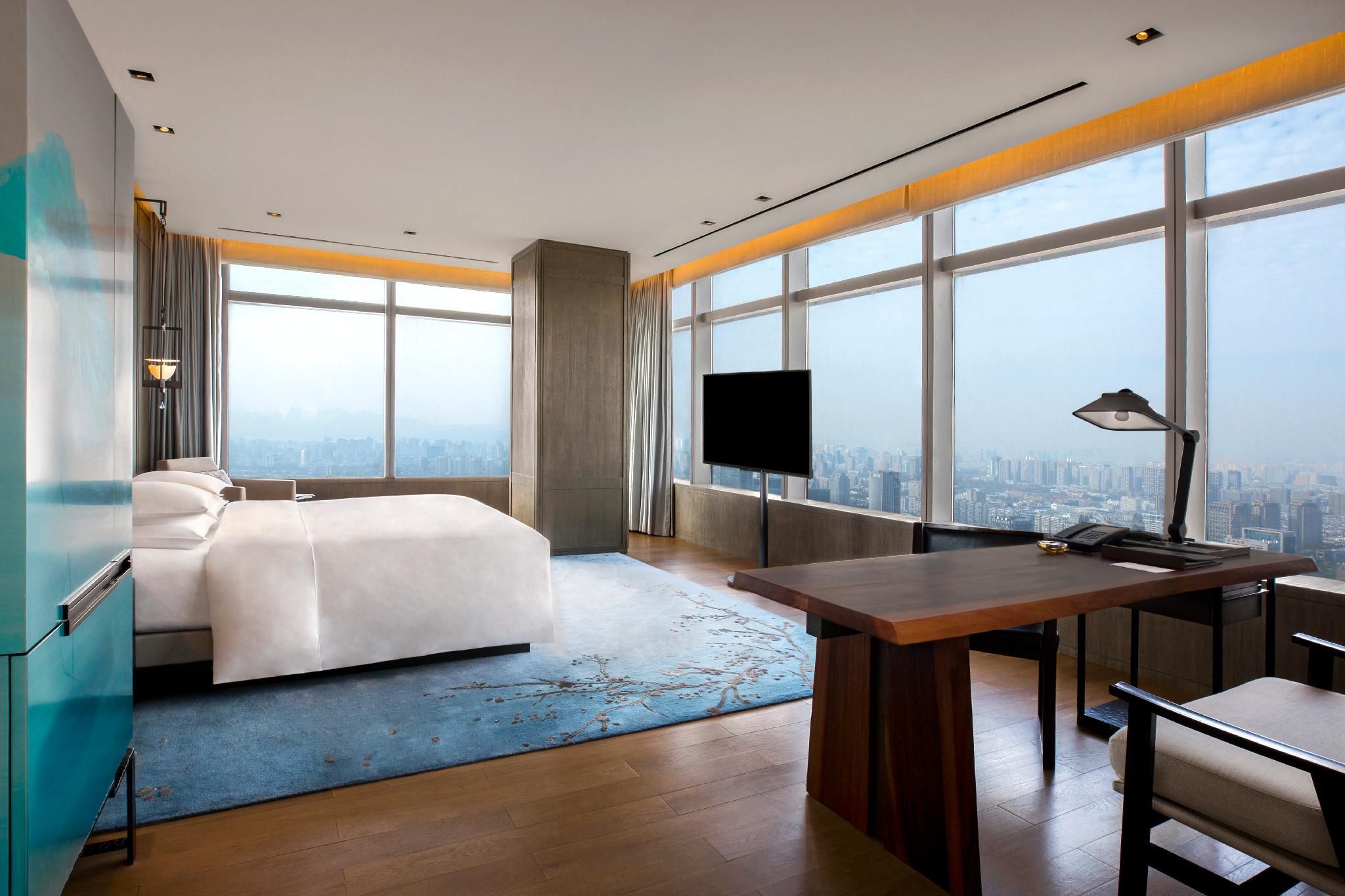 1 King Bed, Deluxe