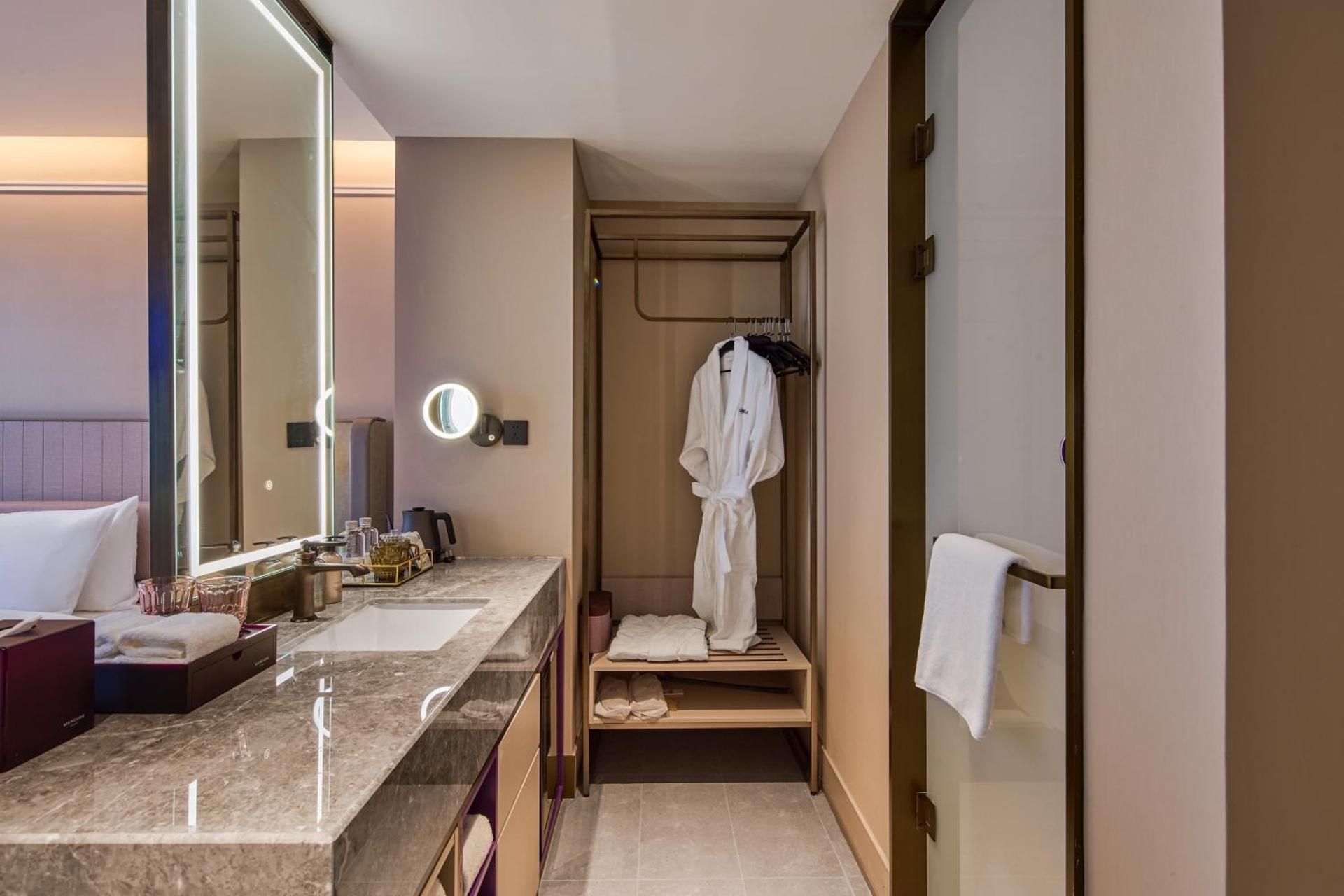 PRIVILEGE ROOM, One King-size Bed