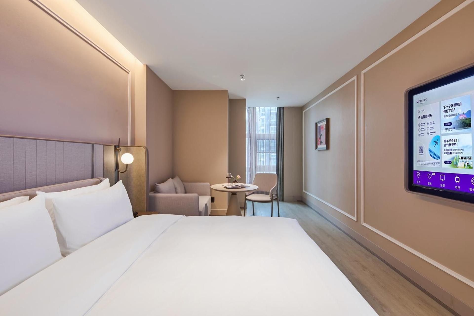 DELUXE ROOM, One King-size bed