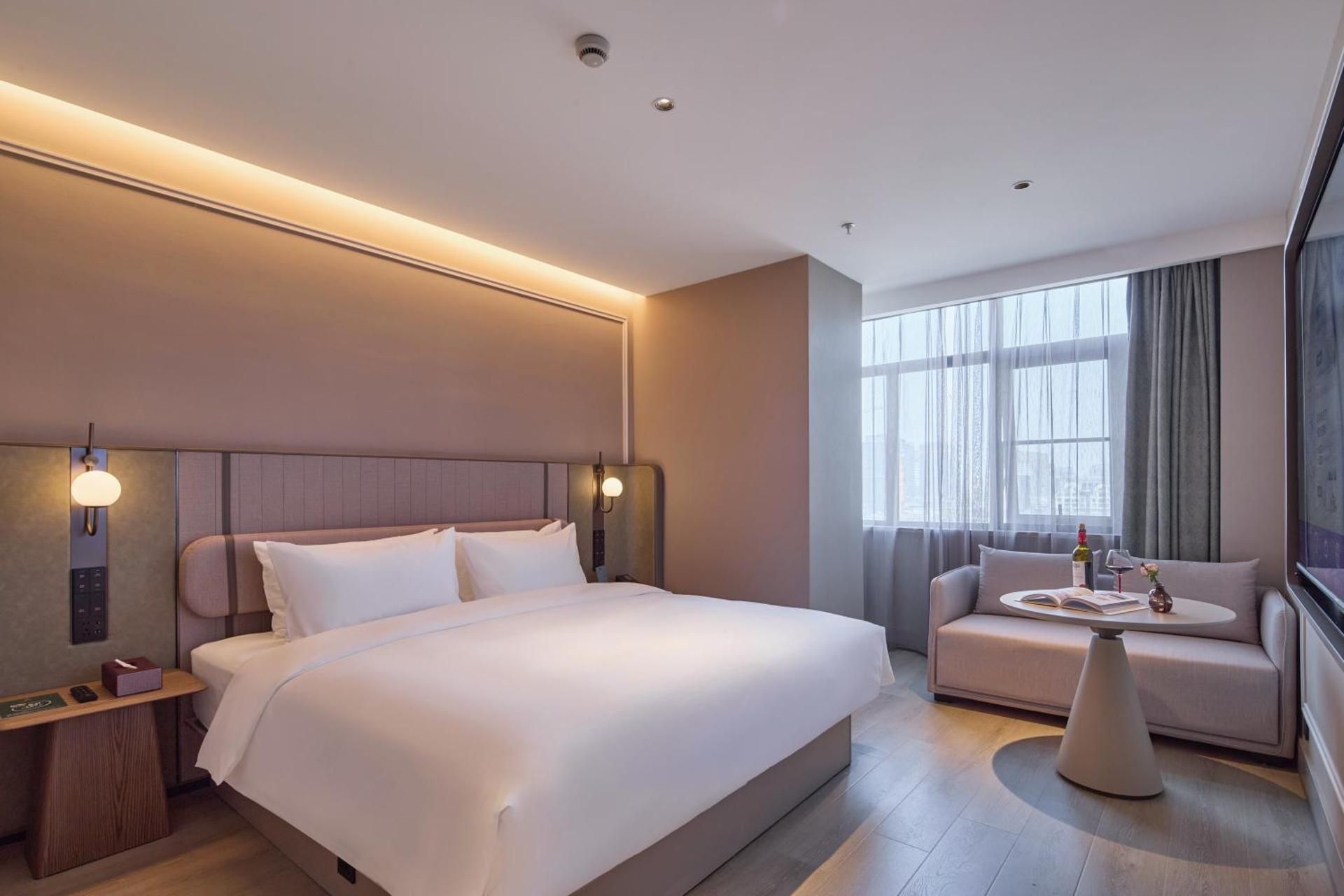 DELUXE ROOM, One King-size bed
