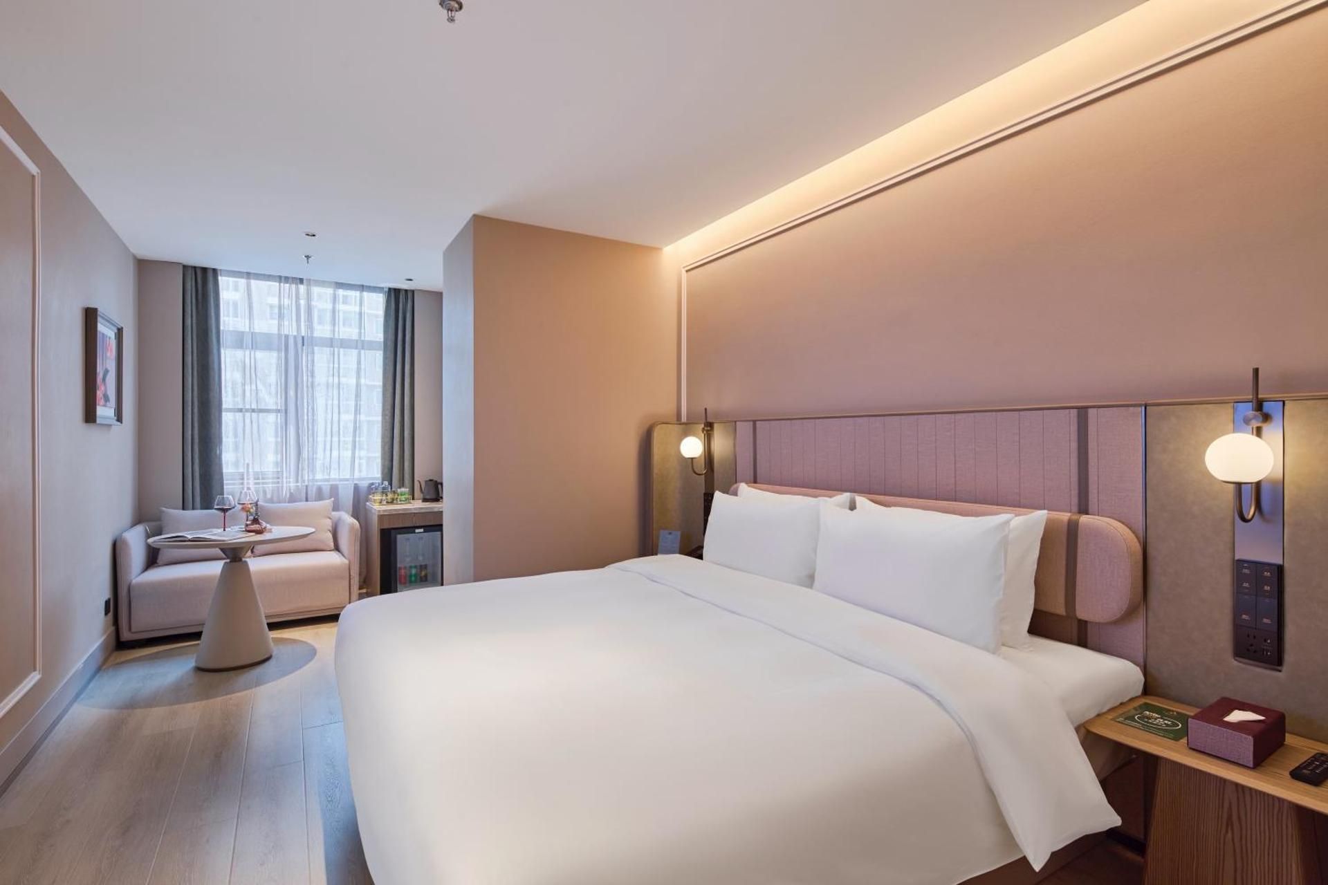 SUPERIOR ROOM, One King-size Bed