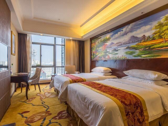 Vienna - Functional Chess Room With Twin Bed