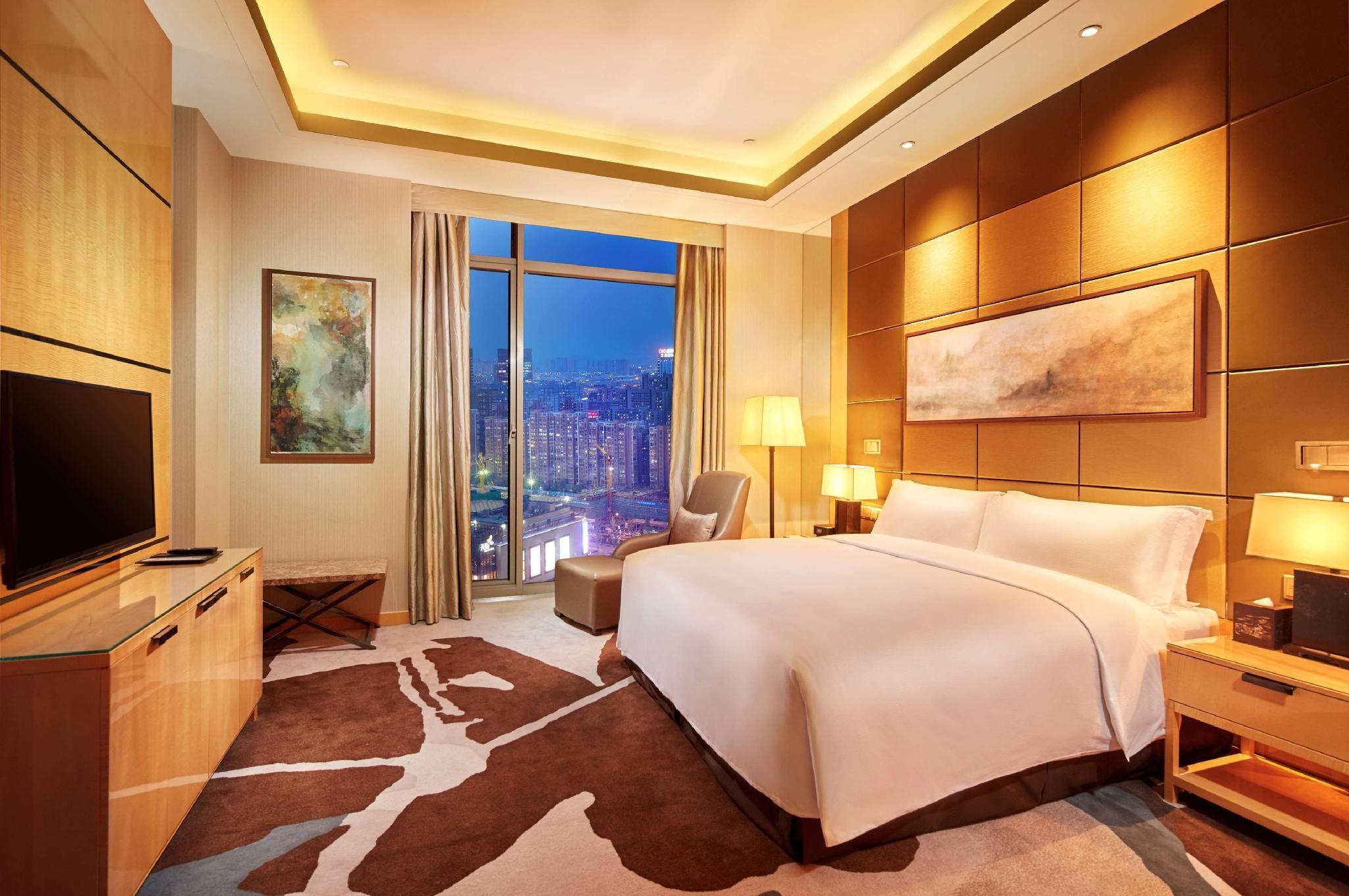 King Ambassador Suite with Lounge Access