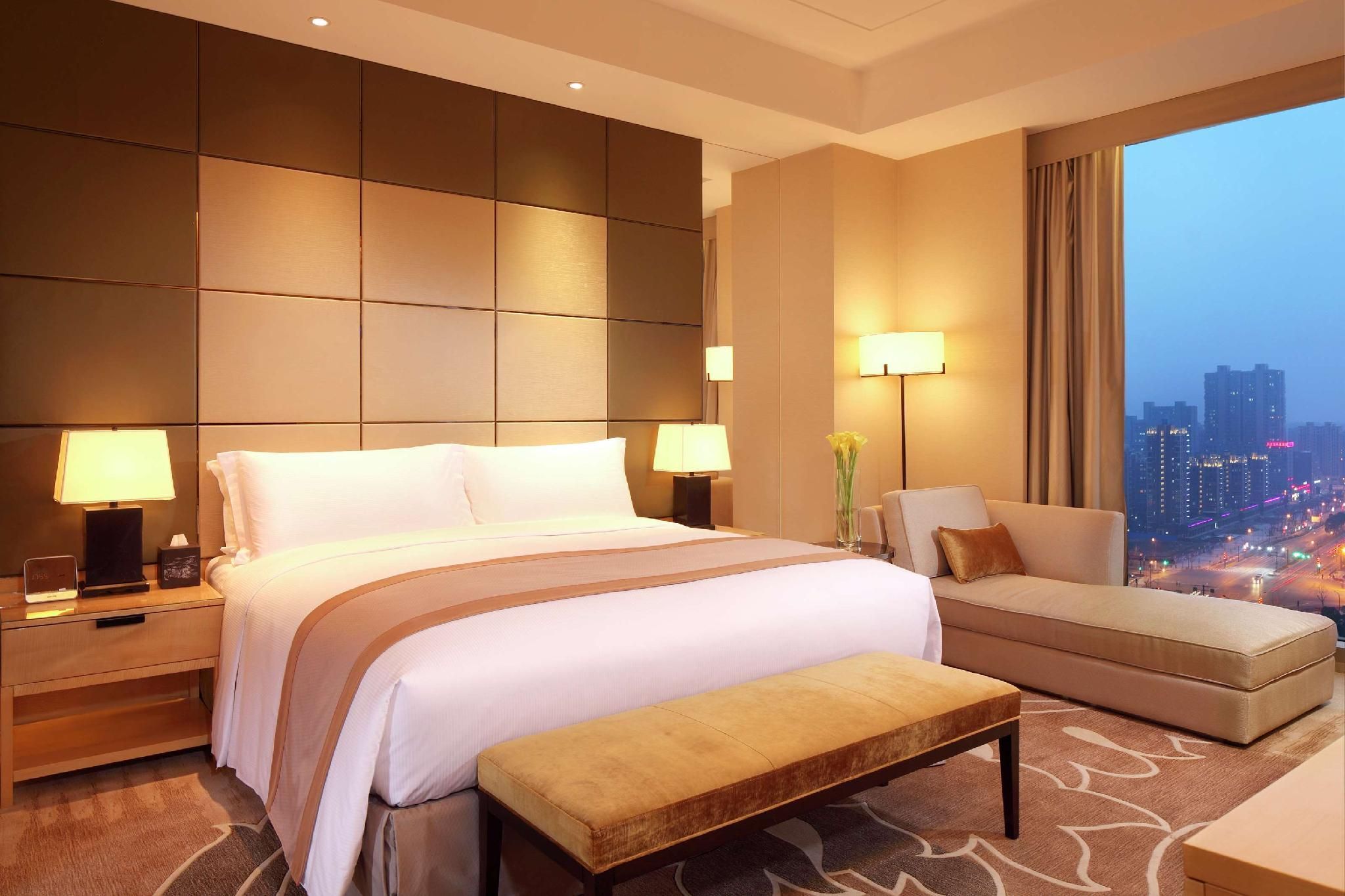 King Executive Suite with Lounge Access