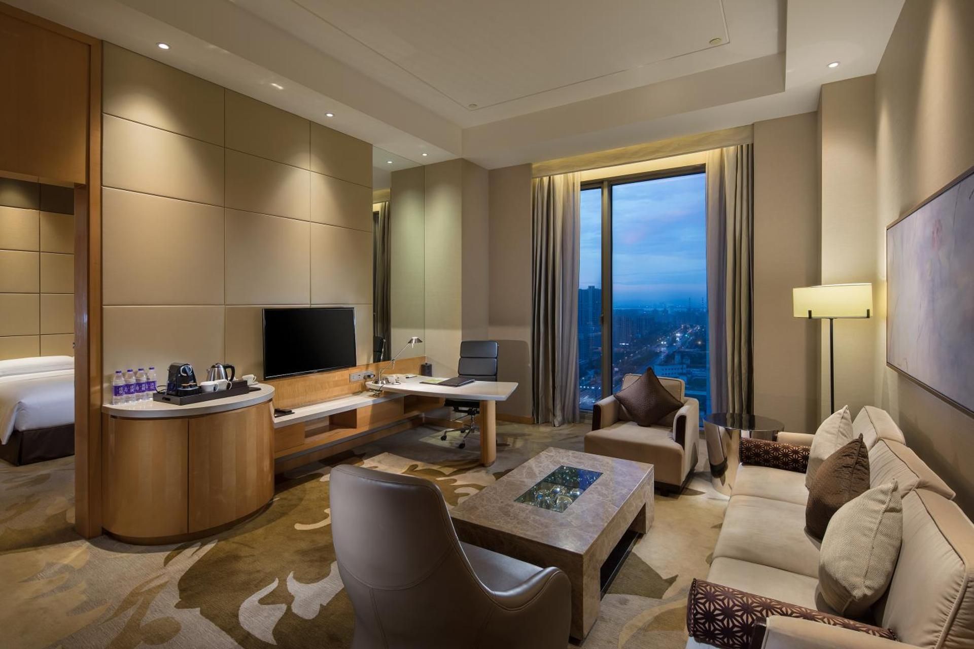King Deluxe Suite with Lounge Access