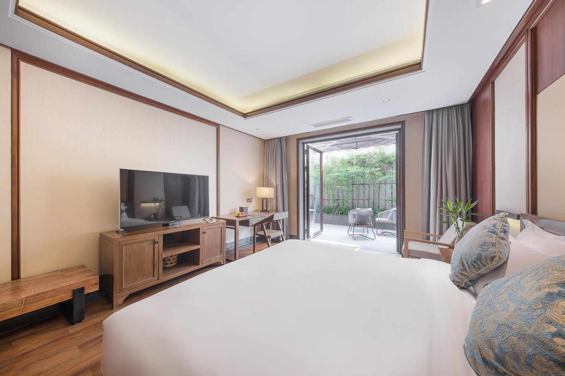 Queen Room with Garden View