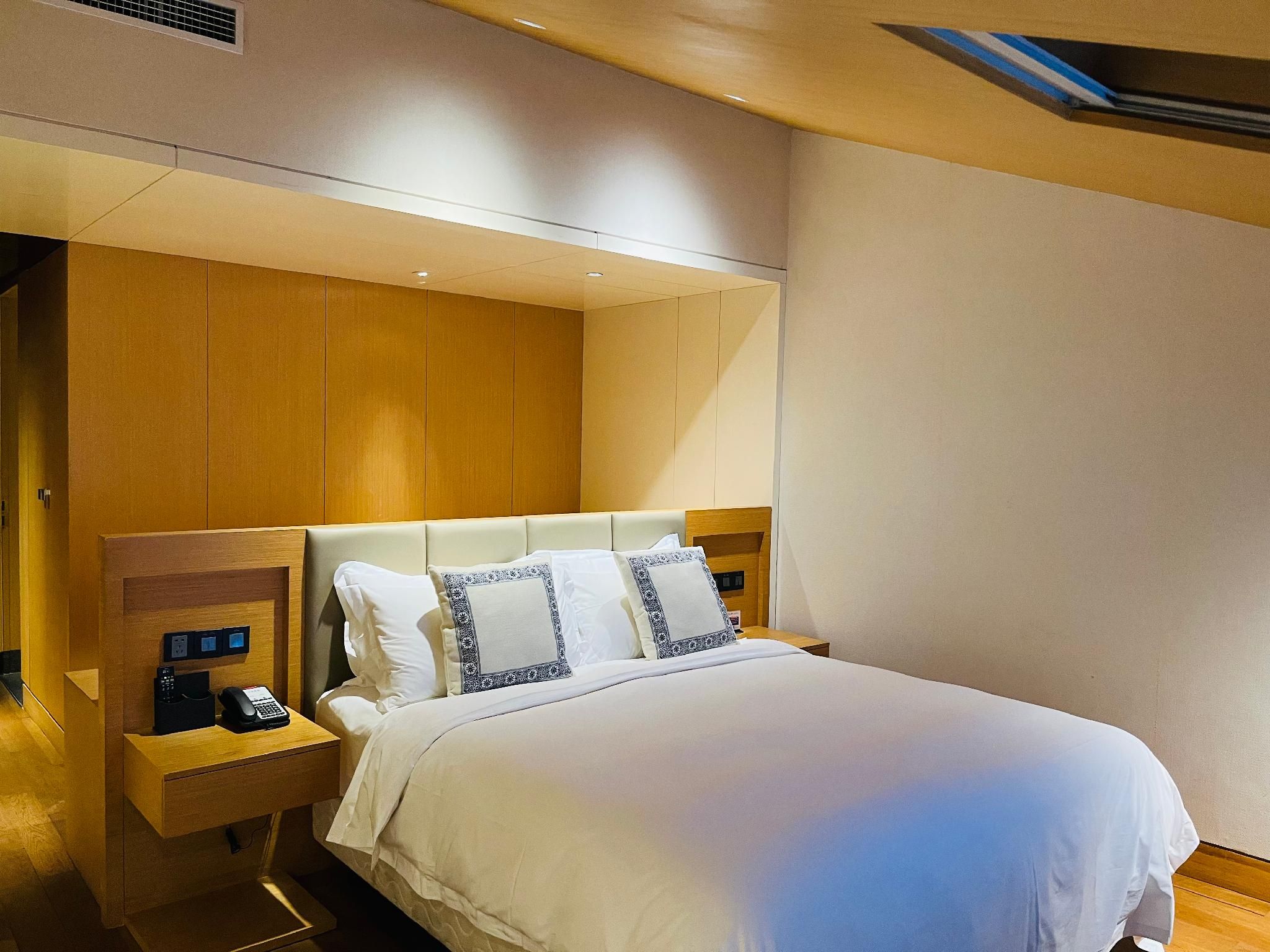 Business King Room