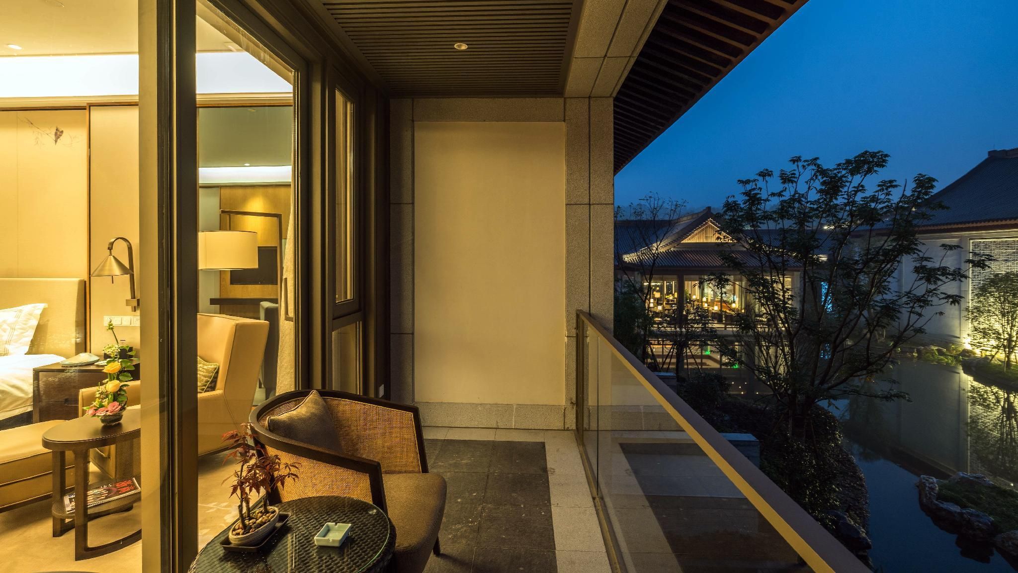 Deluxe King Courtyard