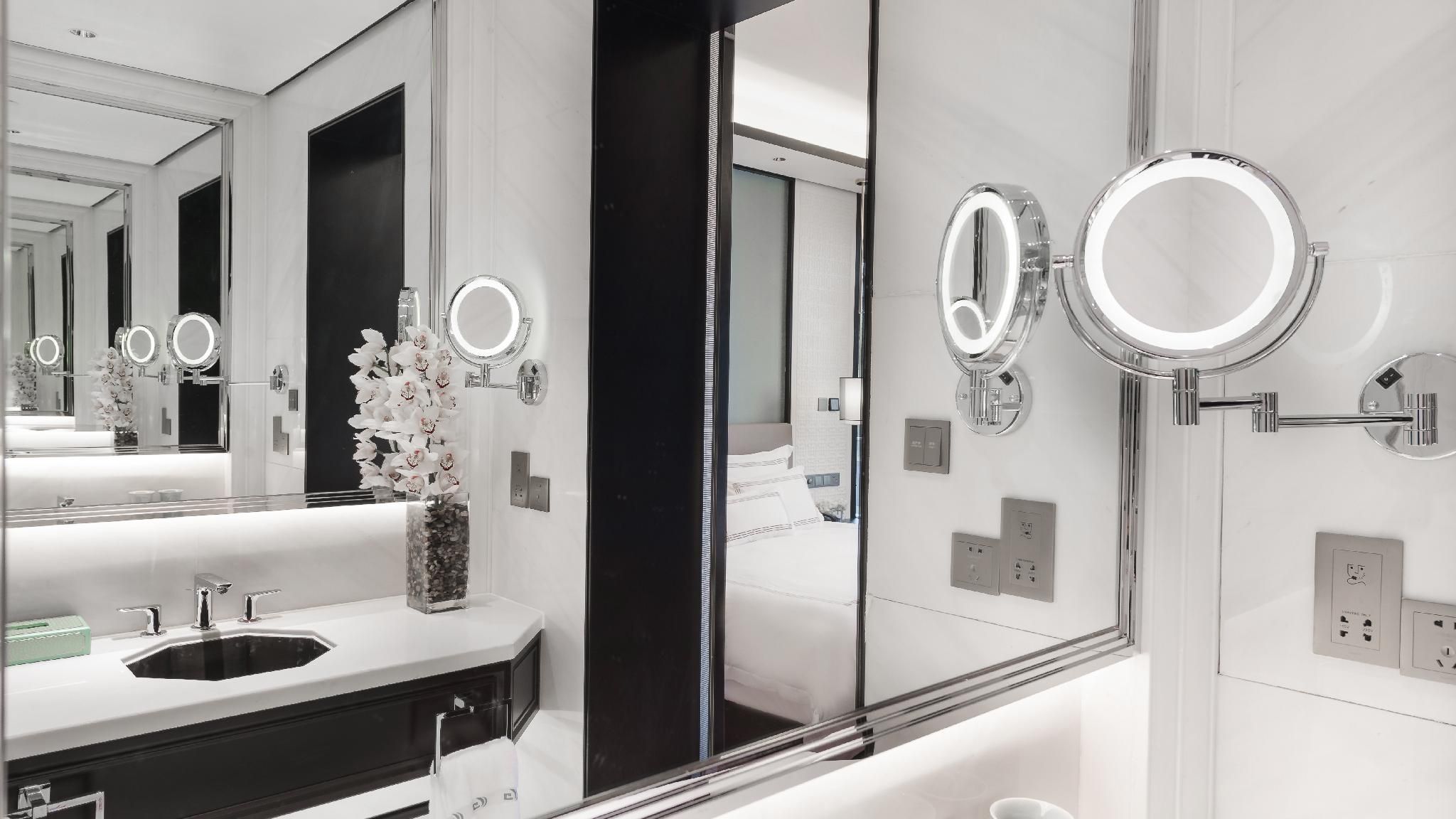 Lake View Queen Room