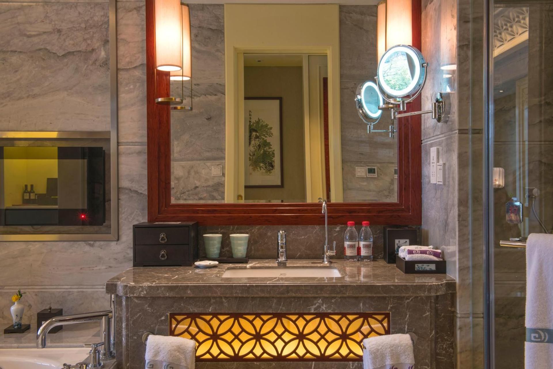 Building 7 Courtyard View King Room