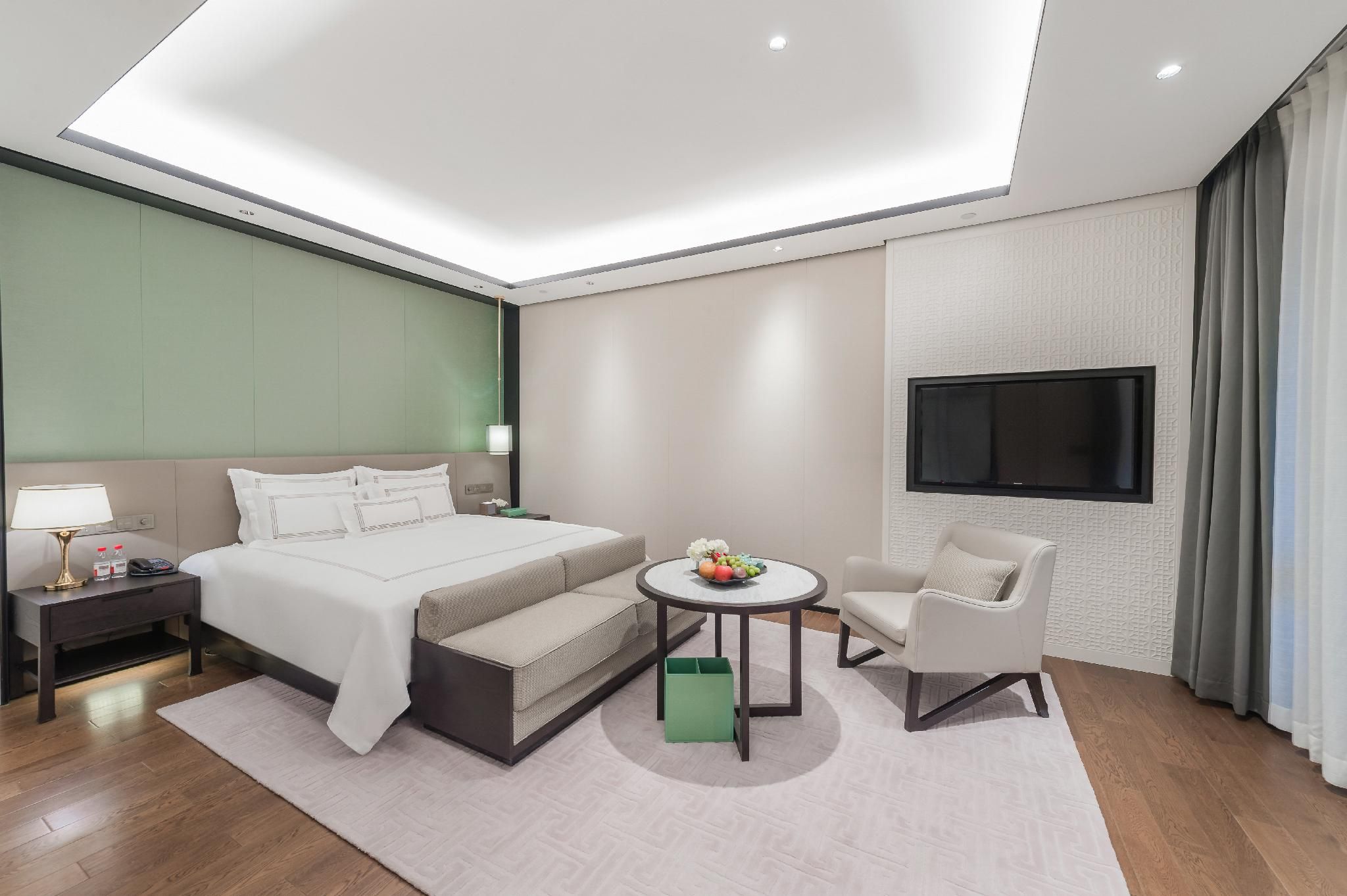 Lake View Queen Room