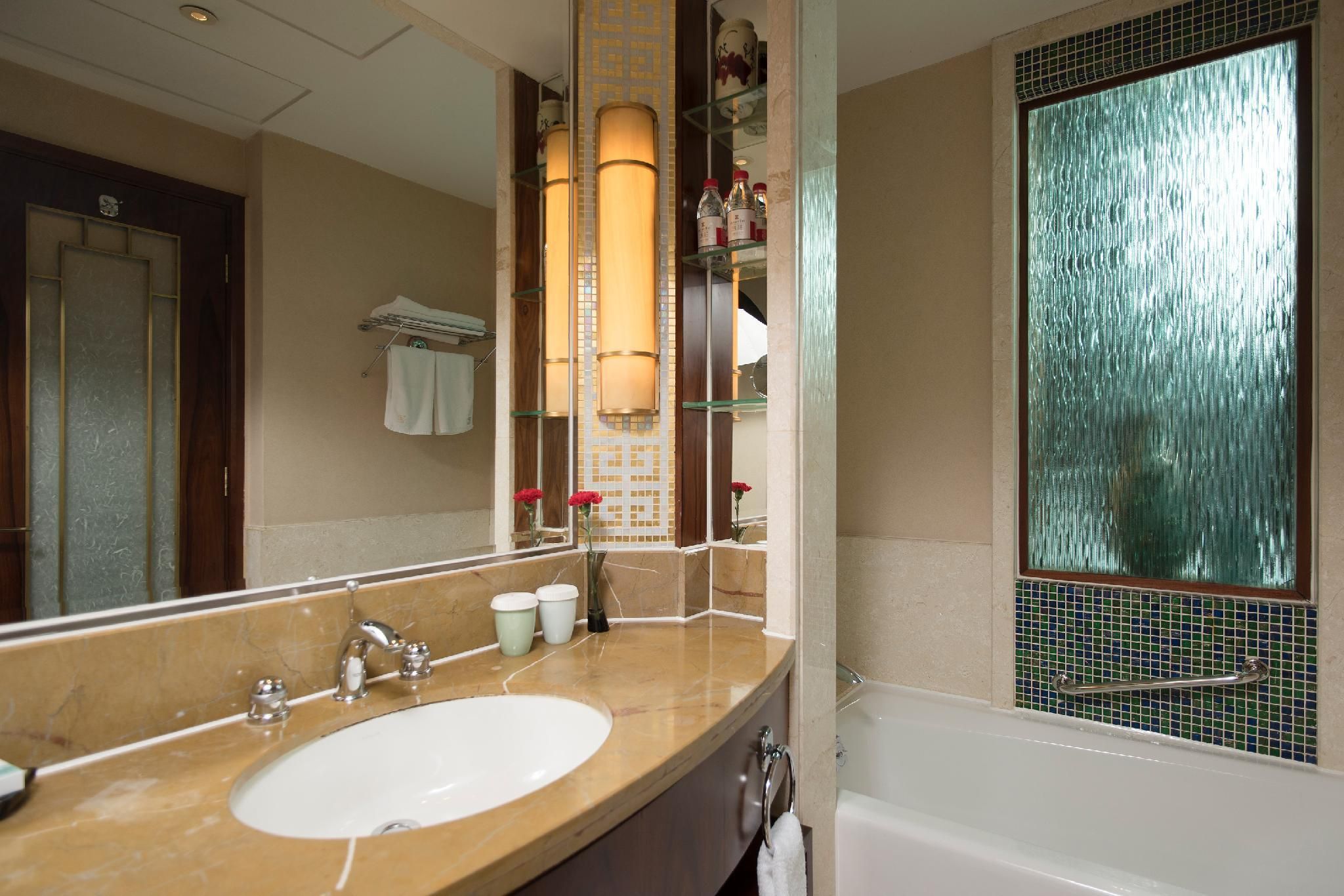 Deluxe King Bed Lake View Non-Smoking