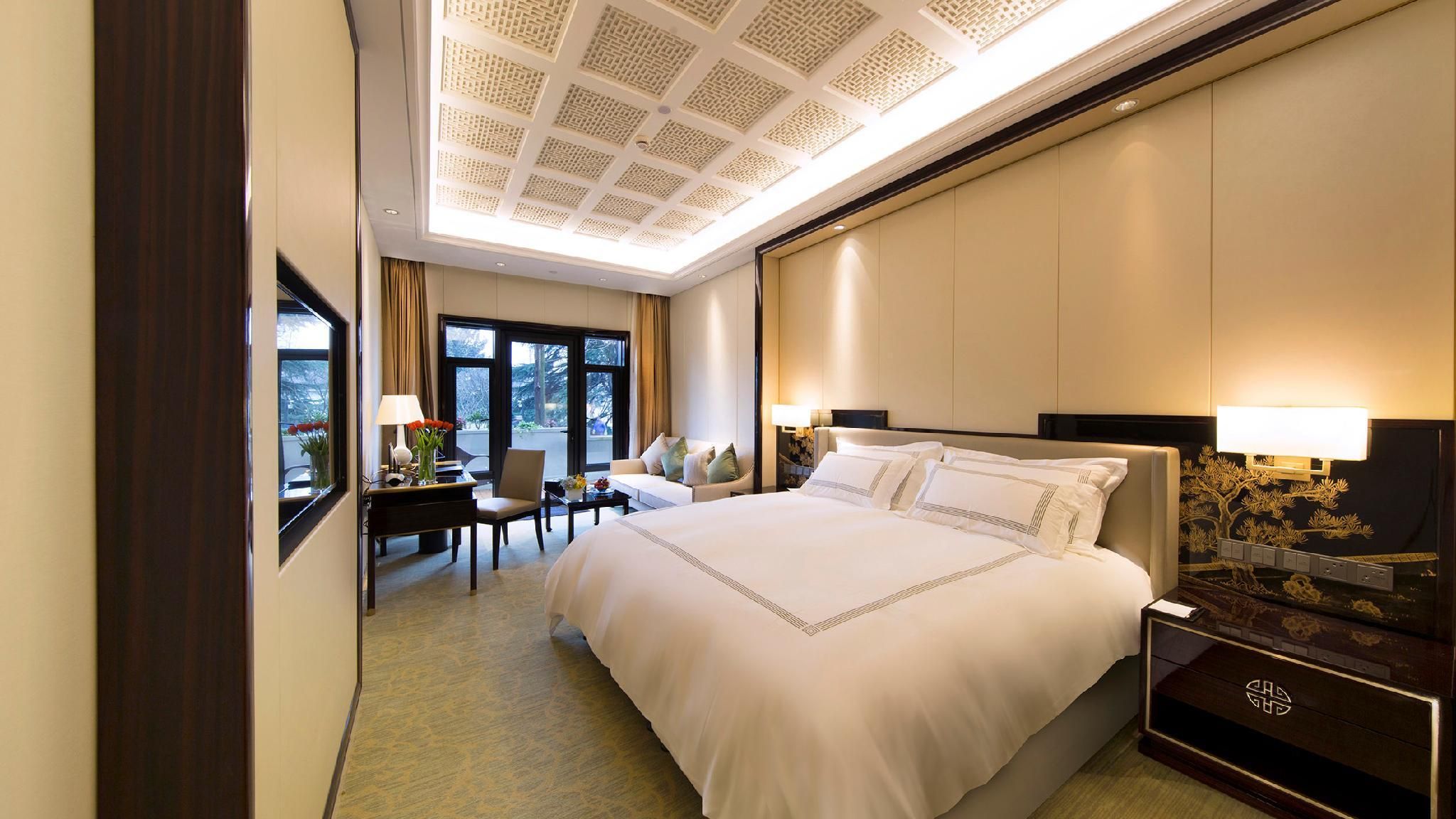 Deluxe King Bed Lake View Non-Smoking