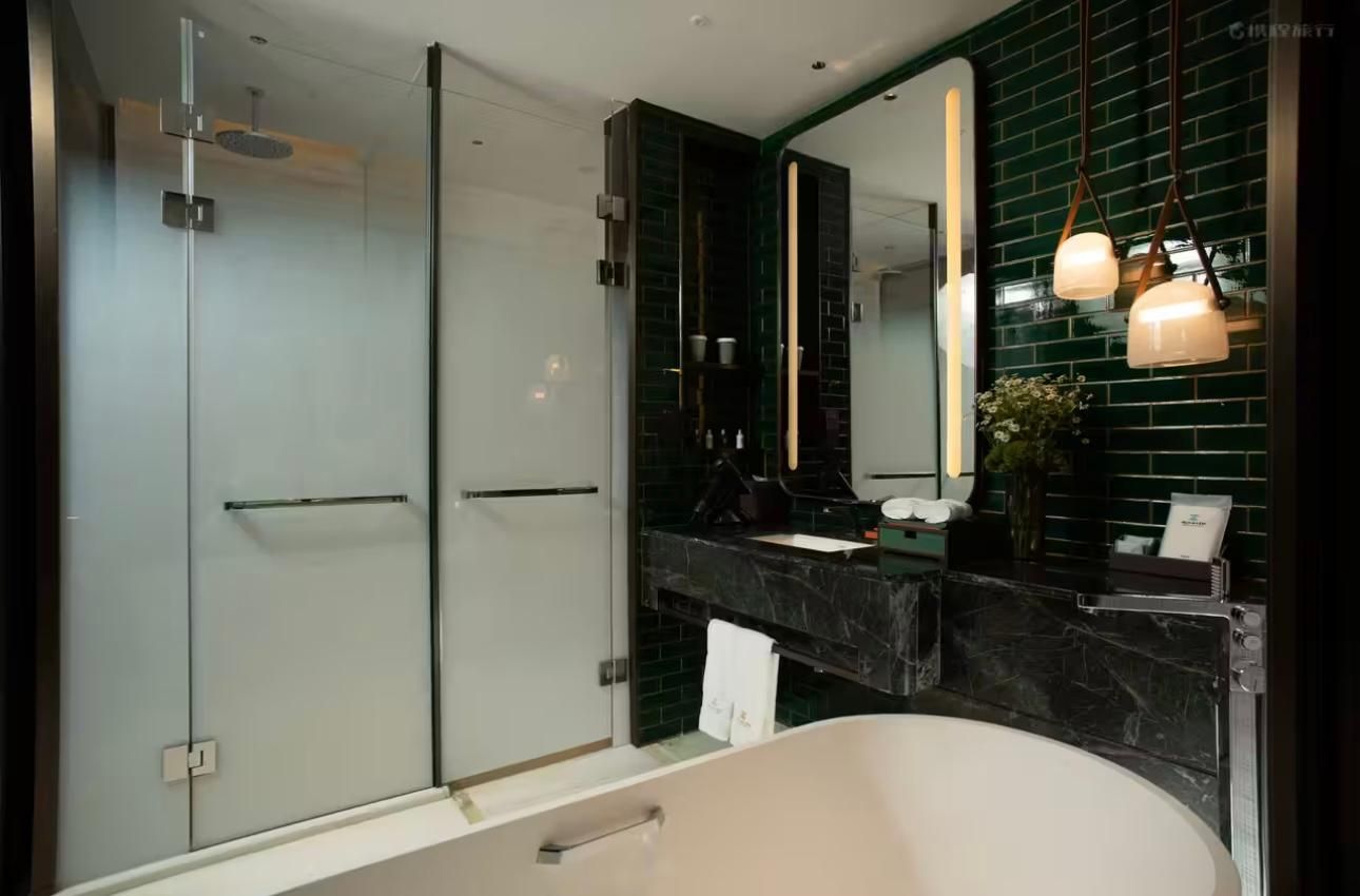 Deluxe Courtyard View King Room