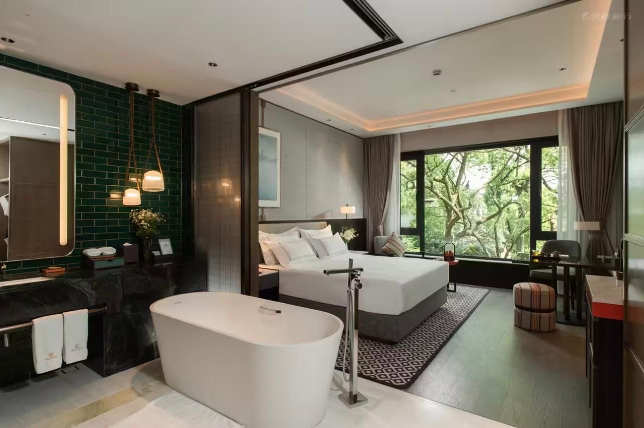 Deluxe Courtyard View King Room