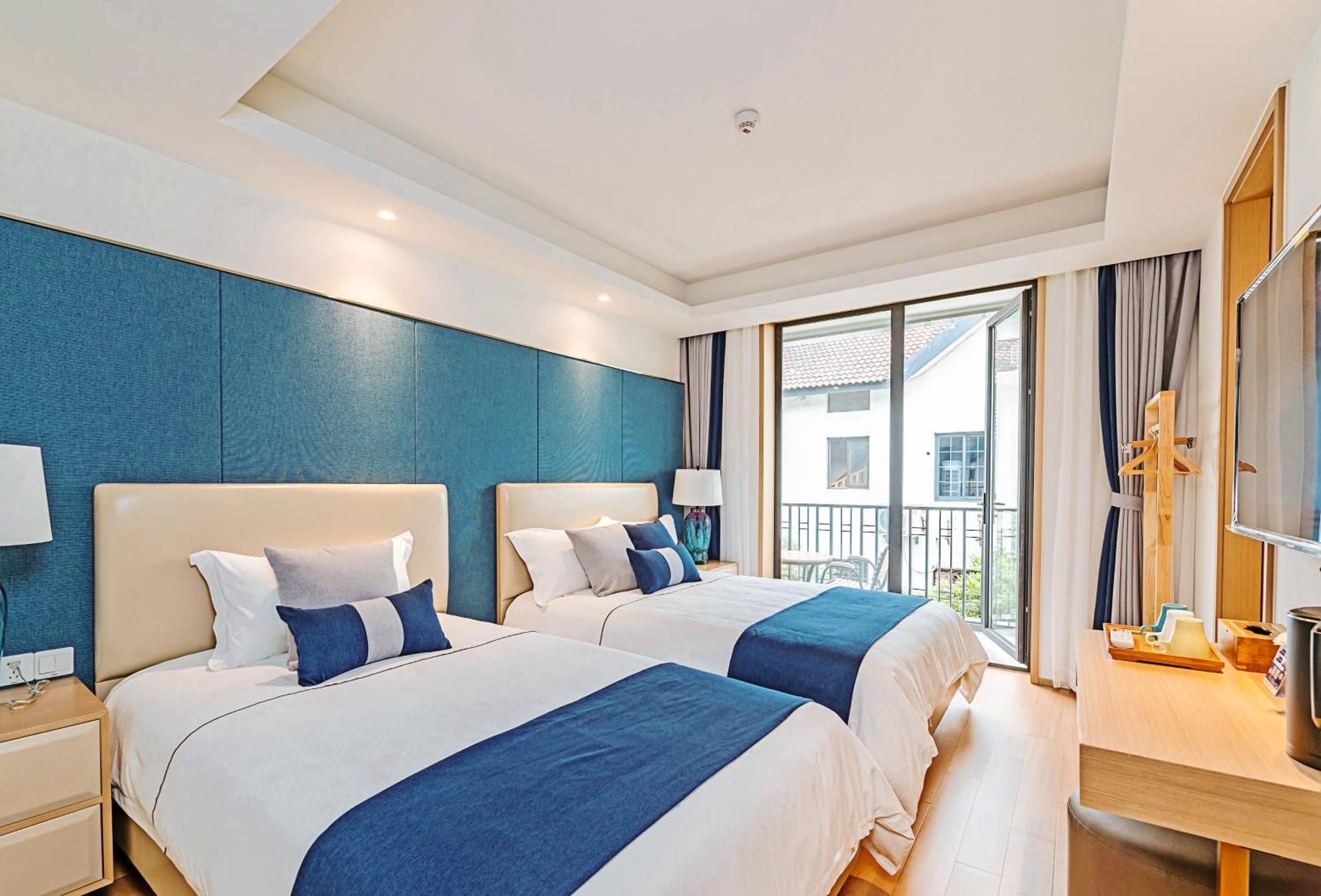 Deluxe Twin Room (2 Adults + 1 Child)