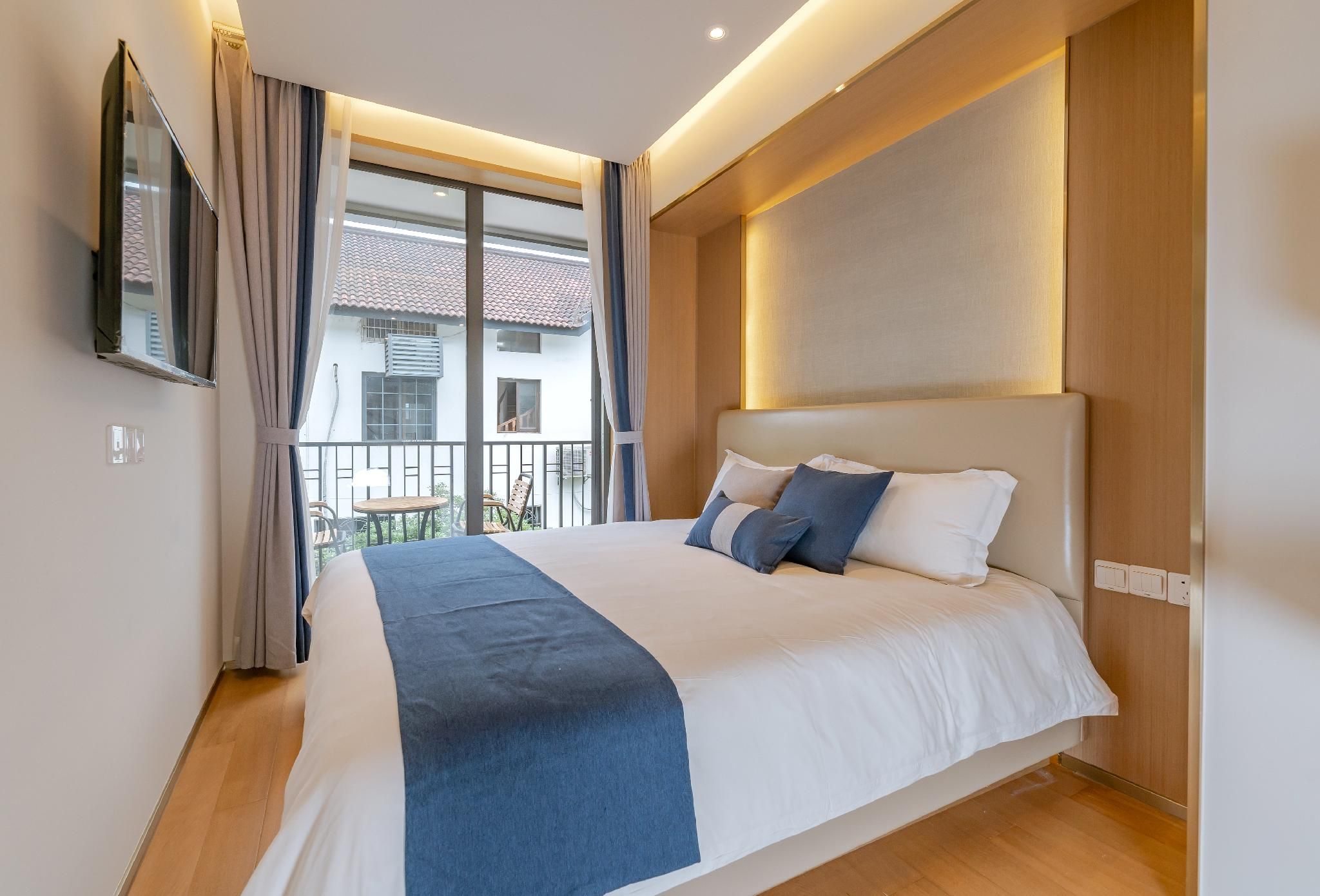 Deluxe Room with 1 King Bed