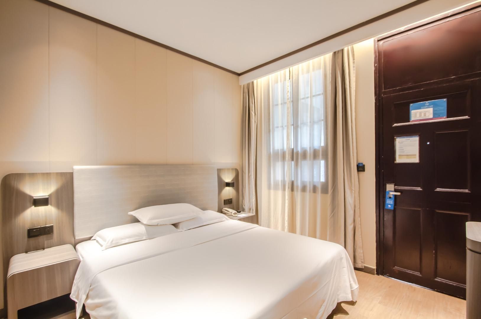 Hotel Queen Room