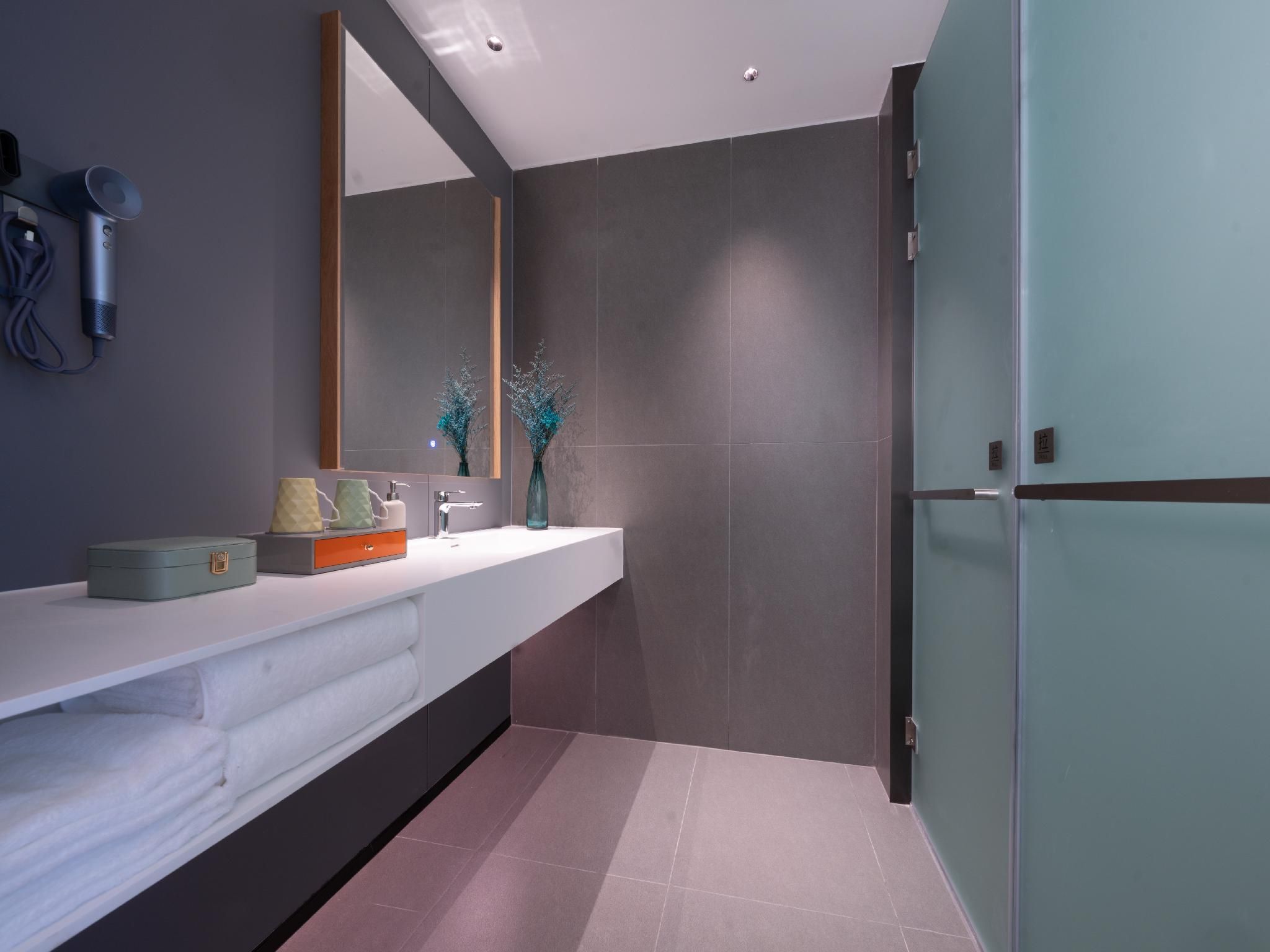 Four Seasons Room with 2 Twin Beds