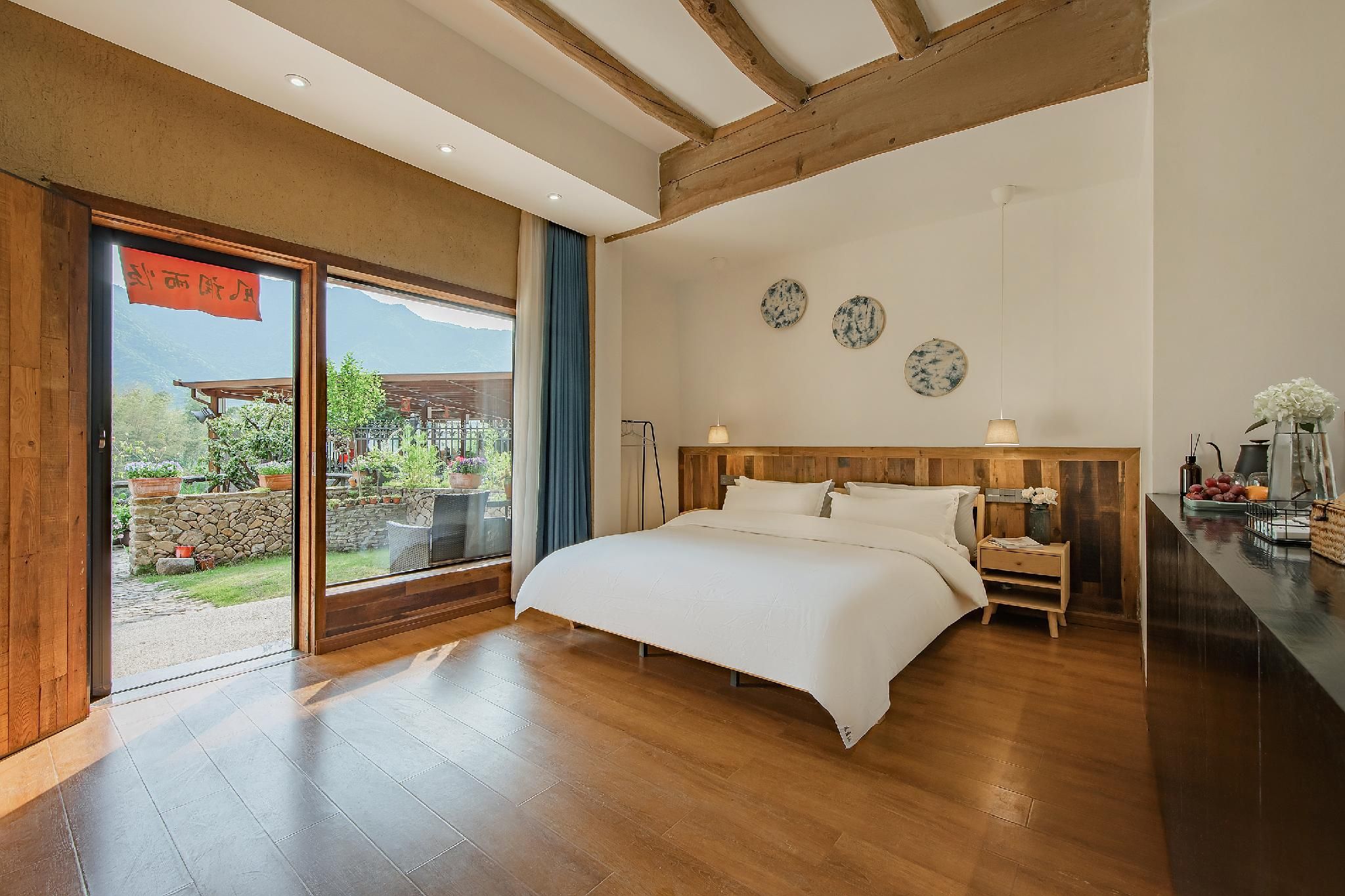Room with Queen Bed
