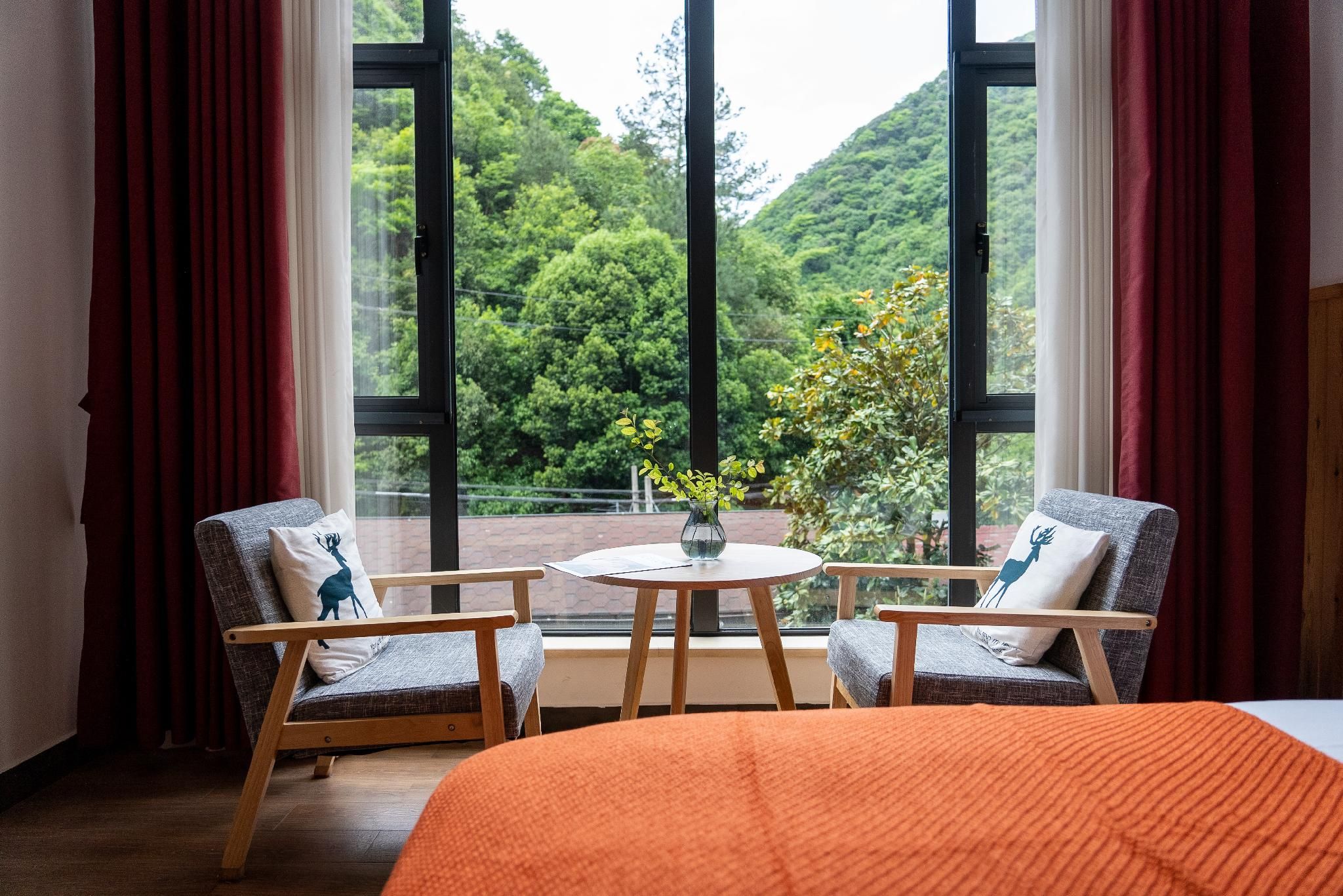Family Room with Nature - Kid-Friendly