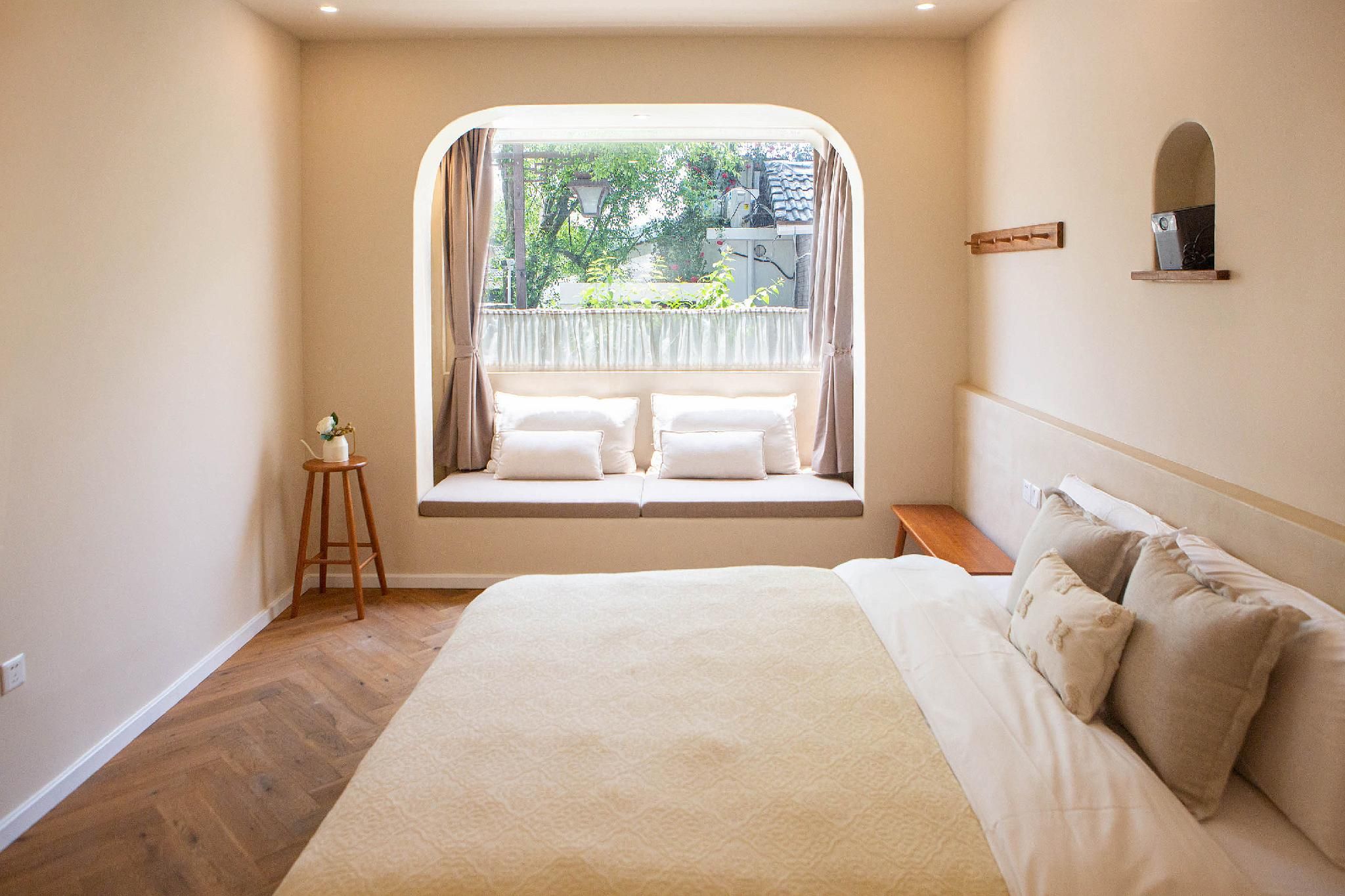 Guest Room - King Bed