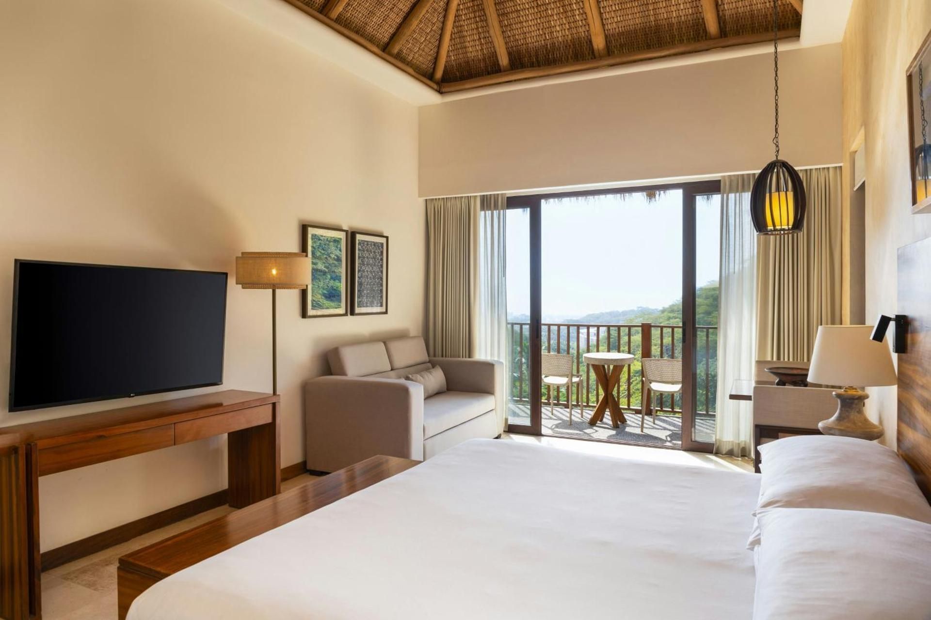 Corner Suite, All-Inclusive, Junior Suite, 1 King, Sofa bed, Mountain view, Balcony