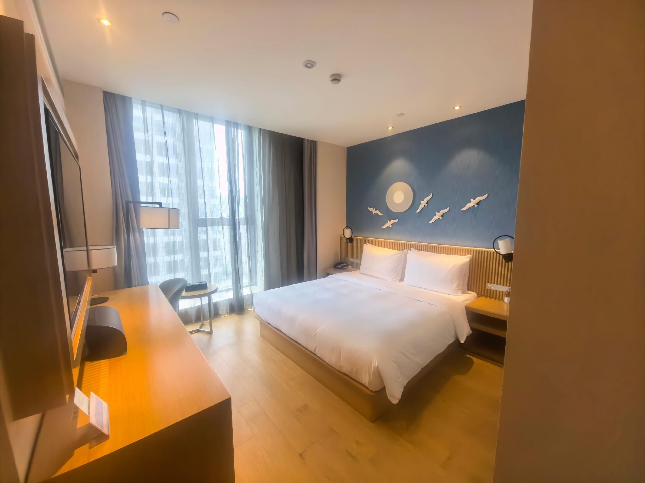 One Queen Bed Standard