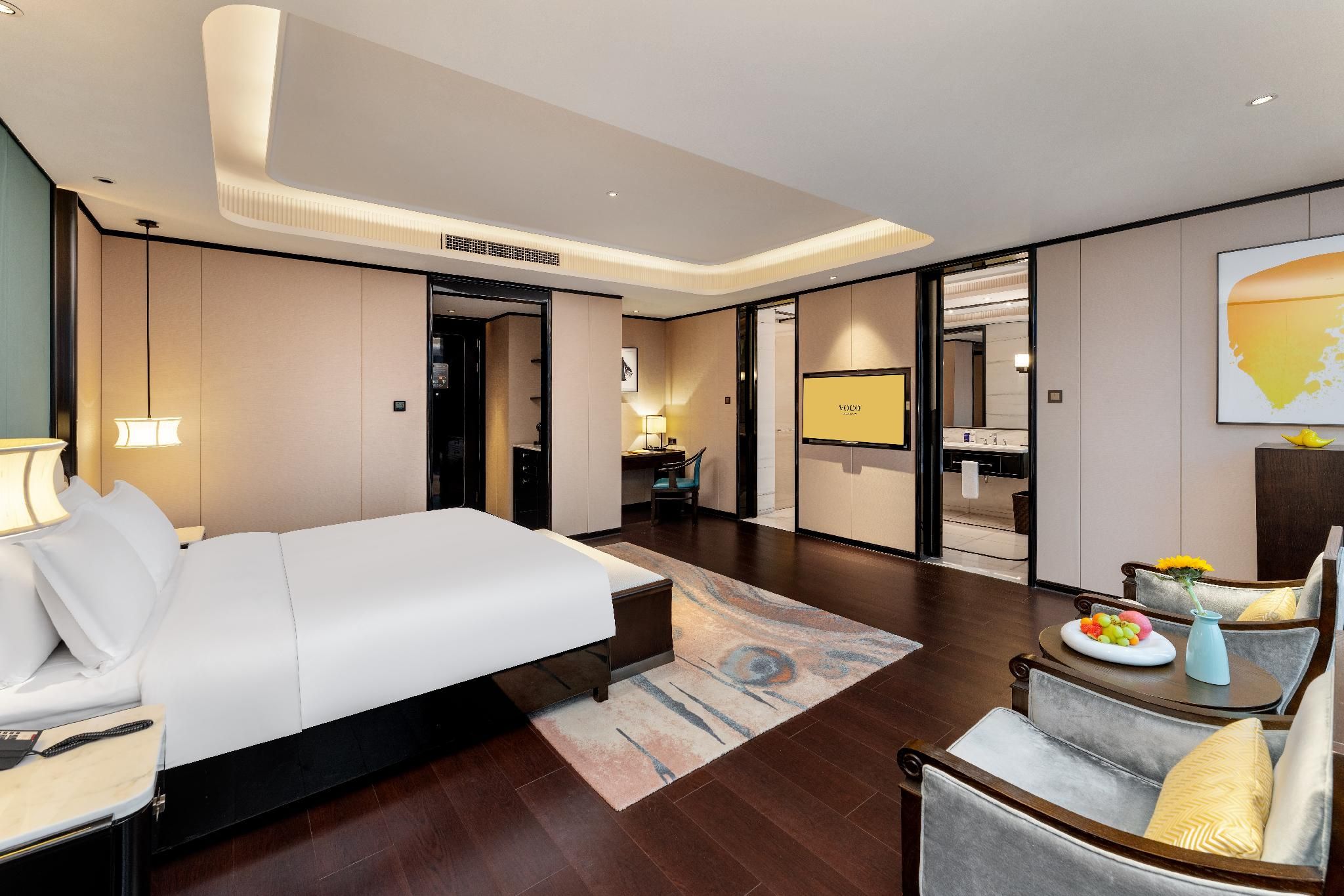 1 King Bed Standard Accessible