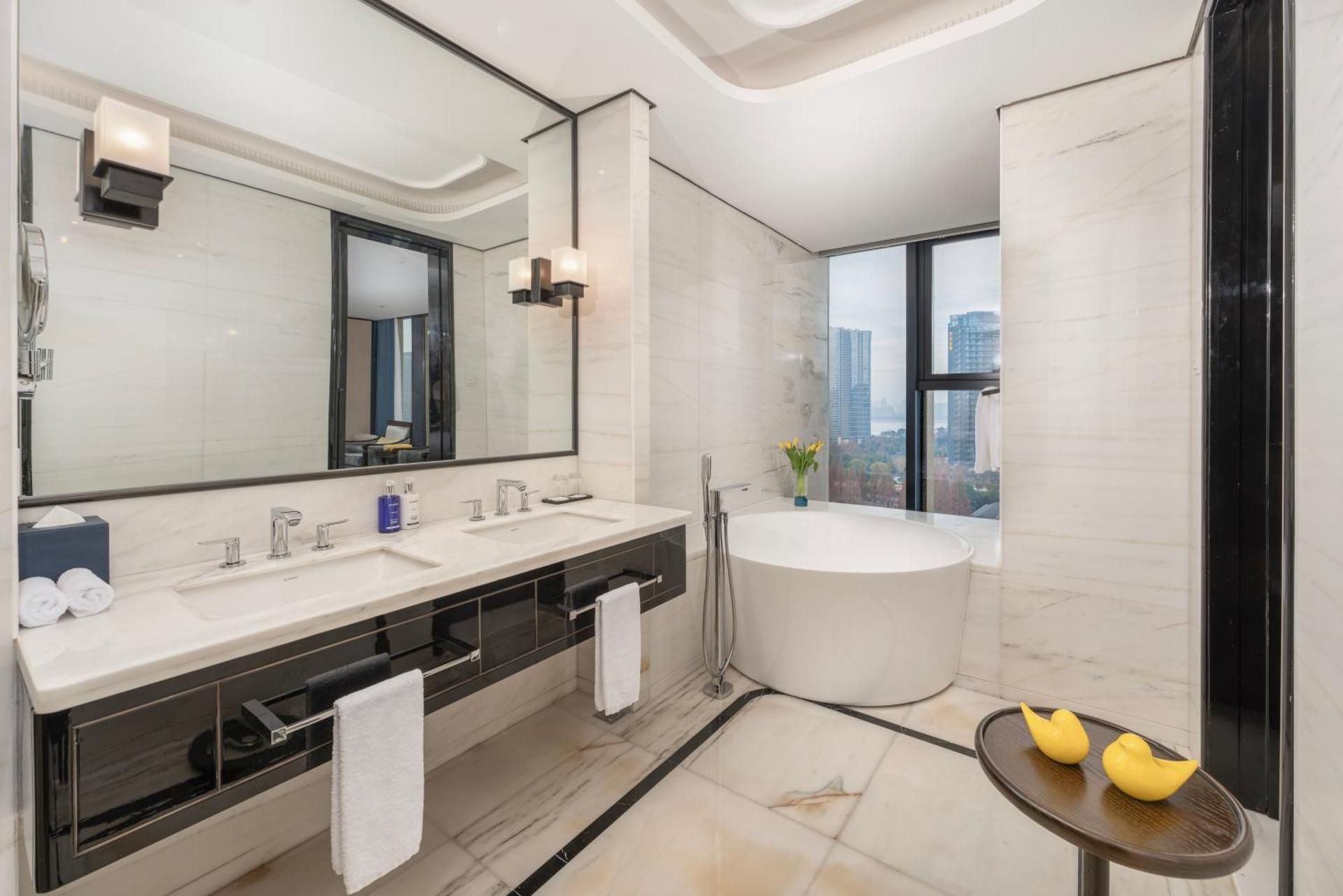 Grand King Room with City View